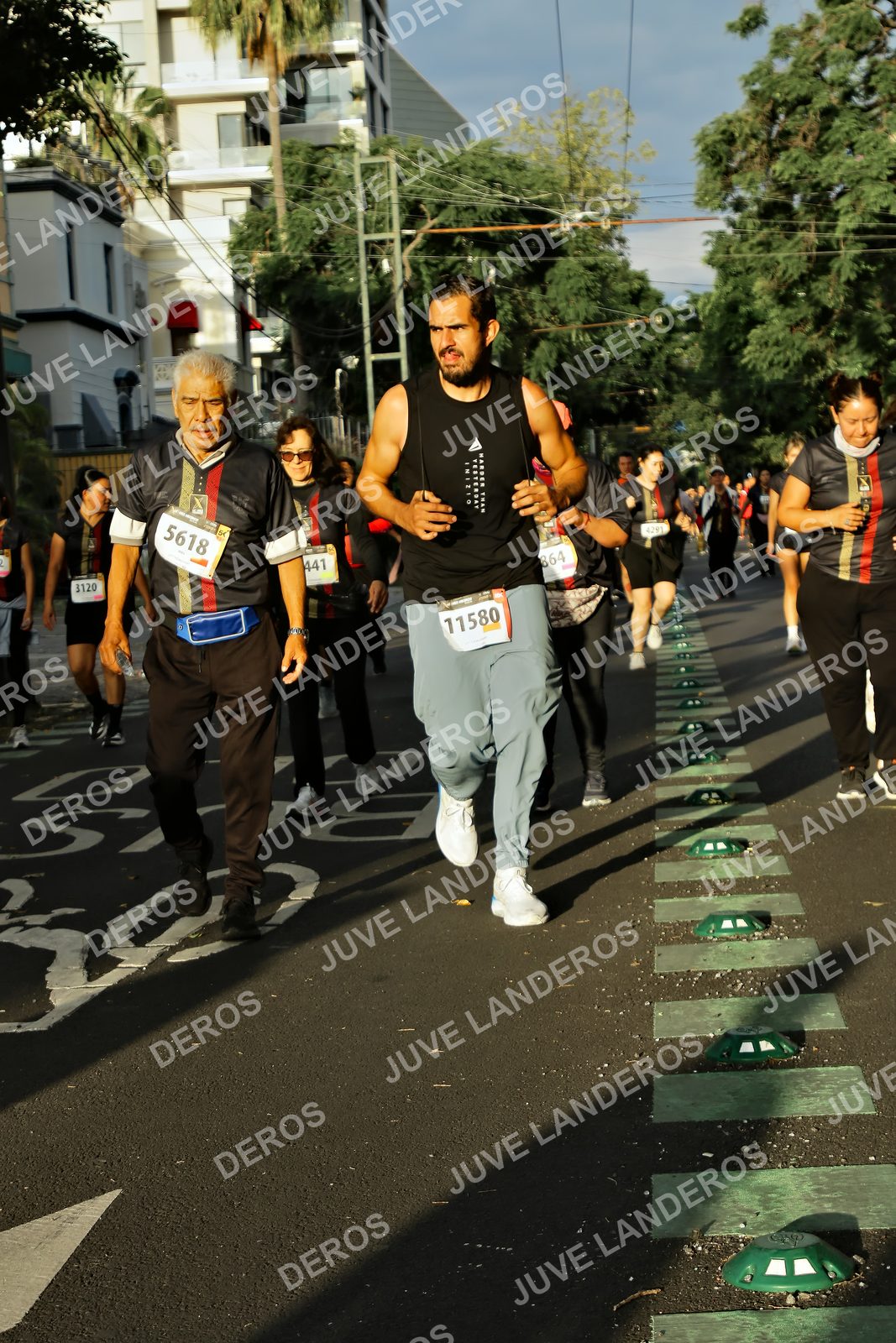 Foto de la X Carrera Leones Negros Red Cola 2026 en Rectoría General de la UdeG, Av. Juárez 976 (meta en Av. Enrique Díaz de León y Pedro Moreno), Guadalajara a las 07:29 · dorsal 5618, 11580, 441, 3120