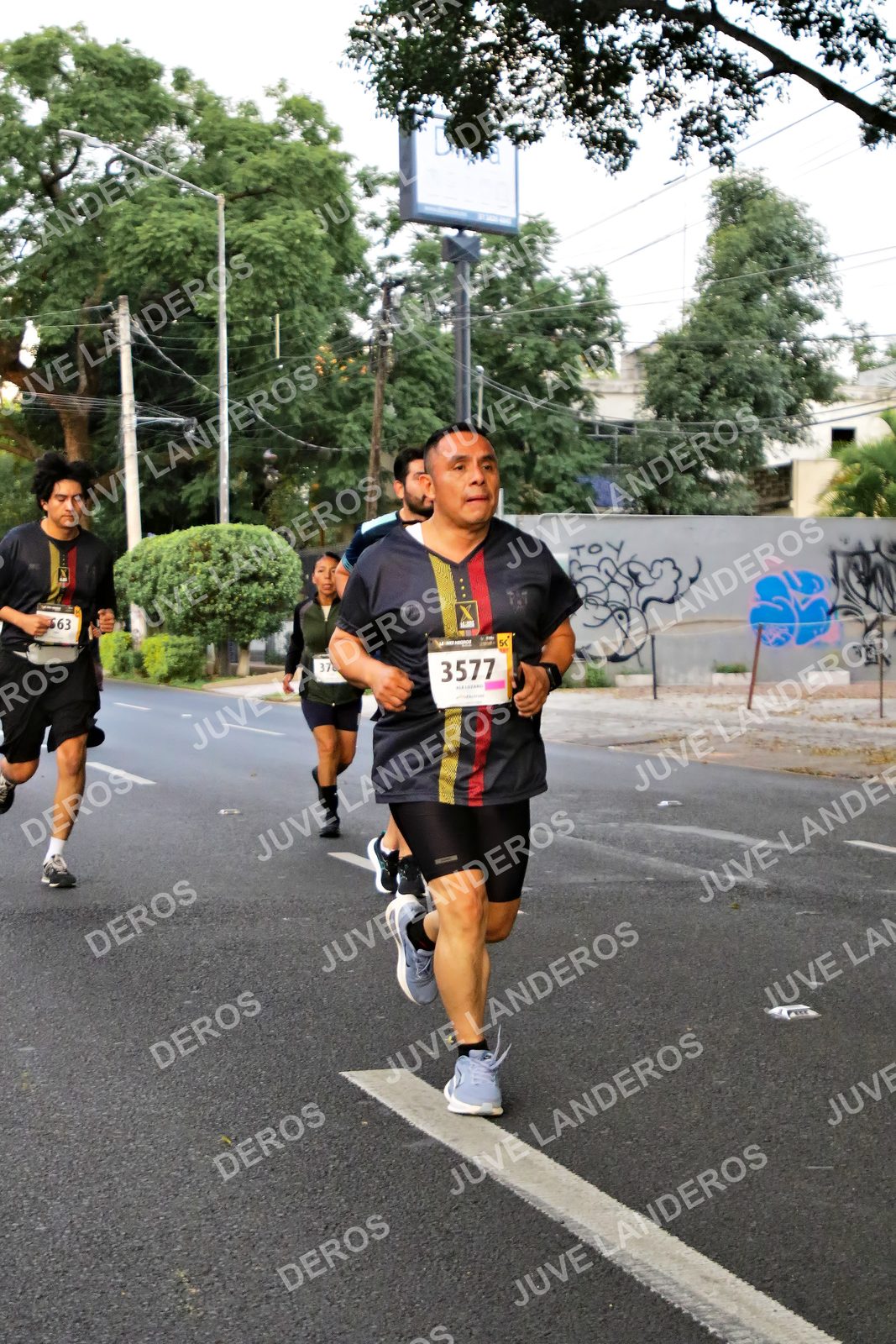 Foto de la X Carrera Leones Negros Red Cola 2026 en Rectoría General de la UdeG, Av. Juárez 976 (meta en Av. Enrique Díaz de León y Pedro Moreno), Guadalajara a las 04:58 · dorsal 3577, 63, 37
