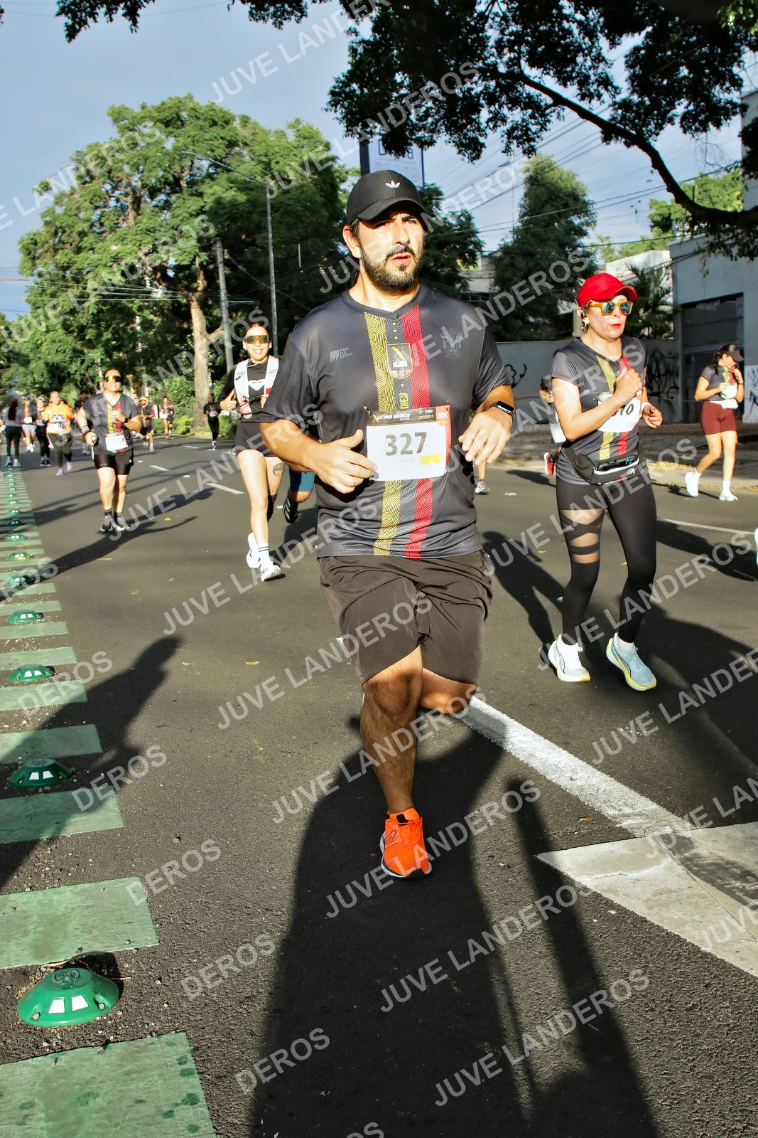 Foto de la X Carrera Leones Negros Red Cola 2026 en Rectoría General de la UdeG, Av. Juárez 976 (meta en Av. Enrique Díaz de León y Pedro Moreno), Guadalajara a las 07:52 · dorsal 327, 10