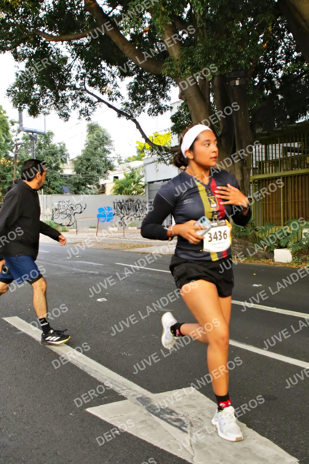Foto de la X Carrera Leones Negros Red Cola 2026 en Rectoría General de la UdeG, Av. Juárez 976 (meta en Av. Enrique Díaz de León y Pedro Moreno), Guadalajara a las 05:02 · dorsal 3436