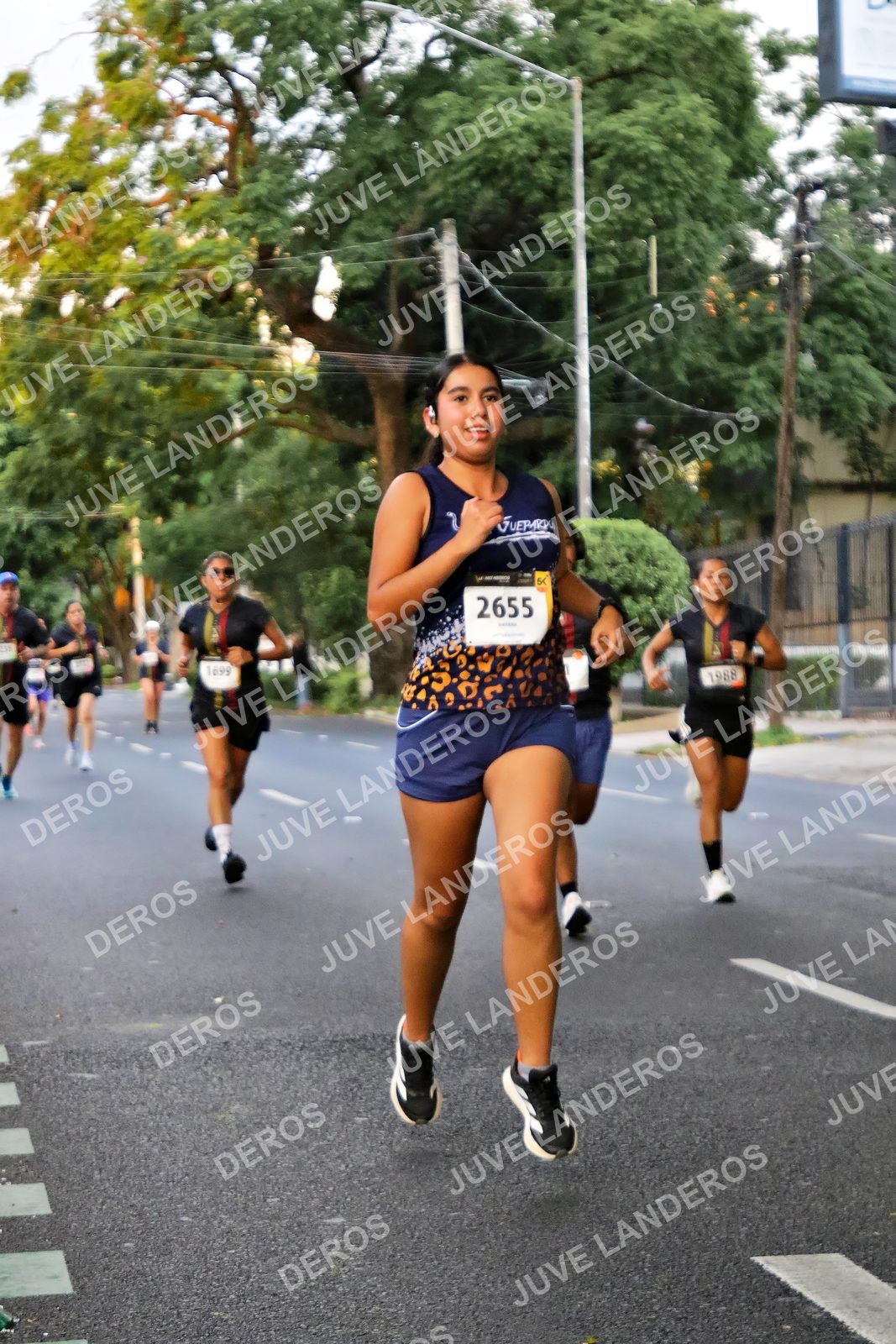 Foto de la X Carrera Leones Negros Red Cola 2026 en Rectoría General de la UdeG, Av. Juárez 976 (meta en Av. Enrique Díaz de León y Pedro Moreno), Guadalajara a las 04:58 · dorsal 2655, 1699, 1988