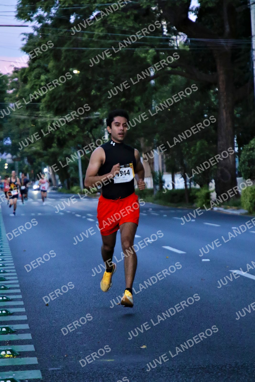 Foto de la X Carrera Leones Negros Red Cola 2026 en Rectoría General de la UdeG, Av. Juárez 976 (meta en Av. Enrique Díaz de León y Pedro Moreno), Guadalajara a las 04:50 · dorsal 944