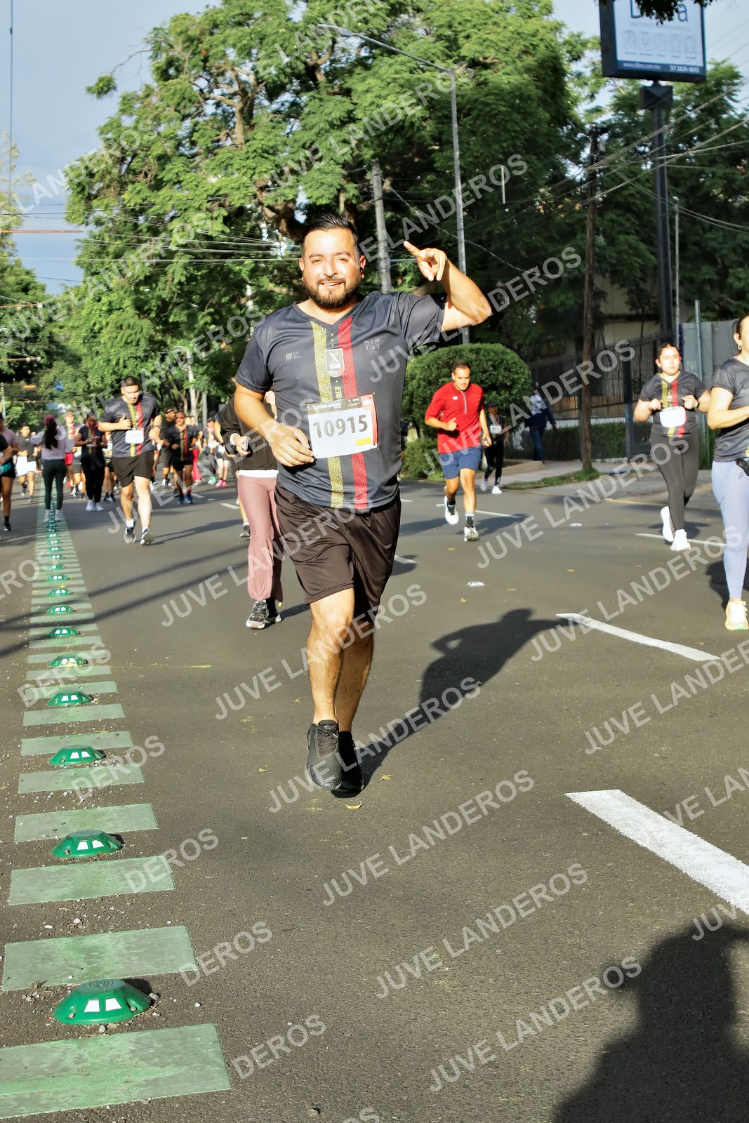 Foto de la X Carrera Leones Negros Red Cola 2026 en Rectoría General de la UdeG, Av. Juárez 976 (meta en Av. Enrique Díaz de León y Pedro Moreno), Guadalajara a las 07:57 · dorsal 10915