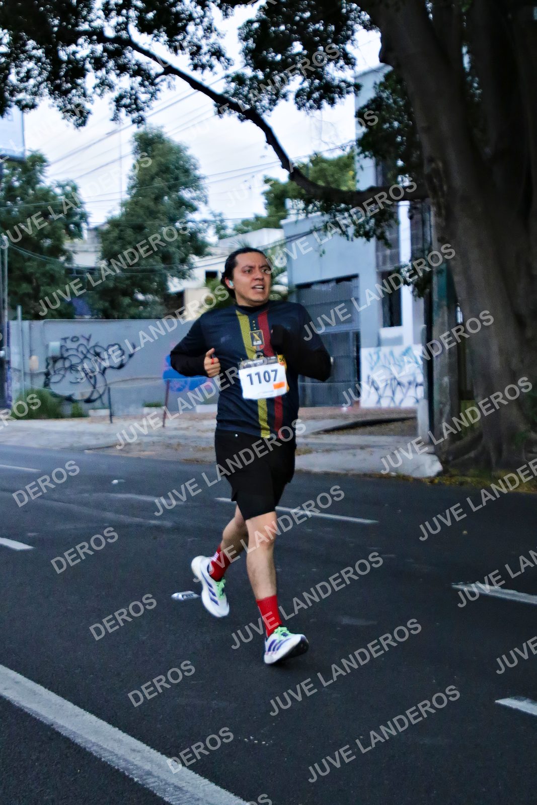 Foto de la X Carrera Leones Negros Red Cola 2026 en Rectoría General de la UdeG, Av. Juárez 976 (meta en Av. Enrique Díaz de León y Pedro Moreno), Guadalajara a las 04:55 · dorsal 1107