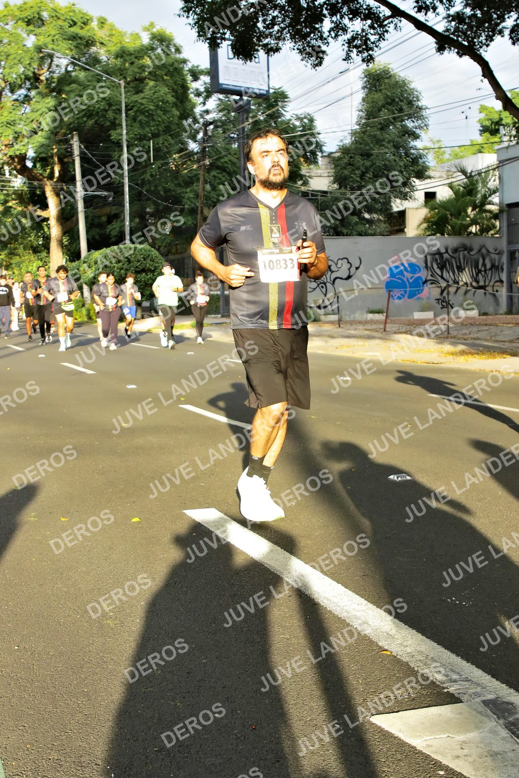 Foto de la X Carrera Leones Negros Red Cola 2026 en Rectoría General de la UdeG, Av. Juárez 976 (meta en Av. Enrique Díaz de León y Pedro Moreno), Guadalajara a las 07:41 · dorsal 10833