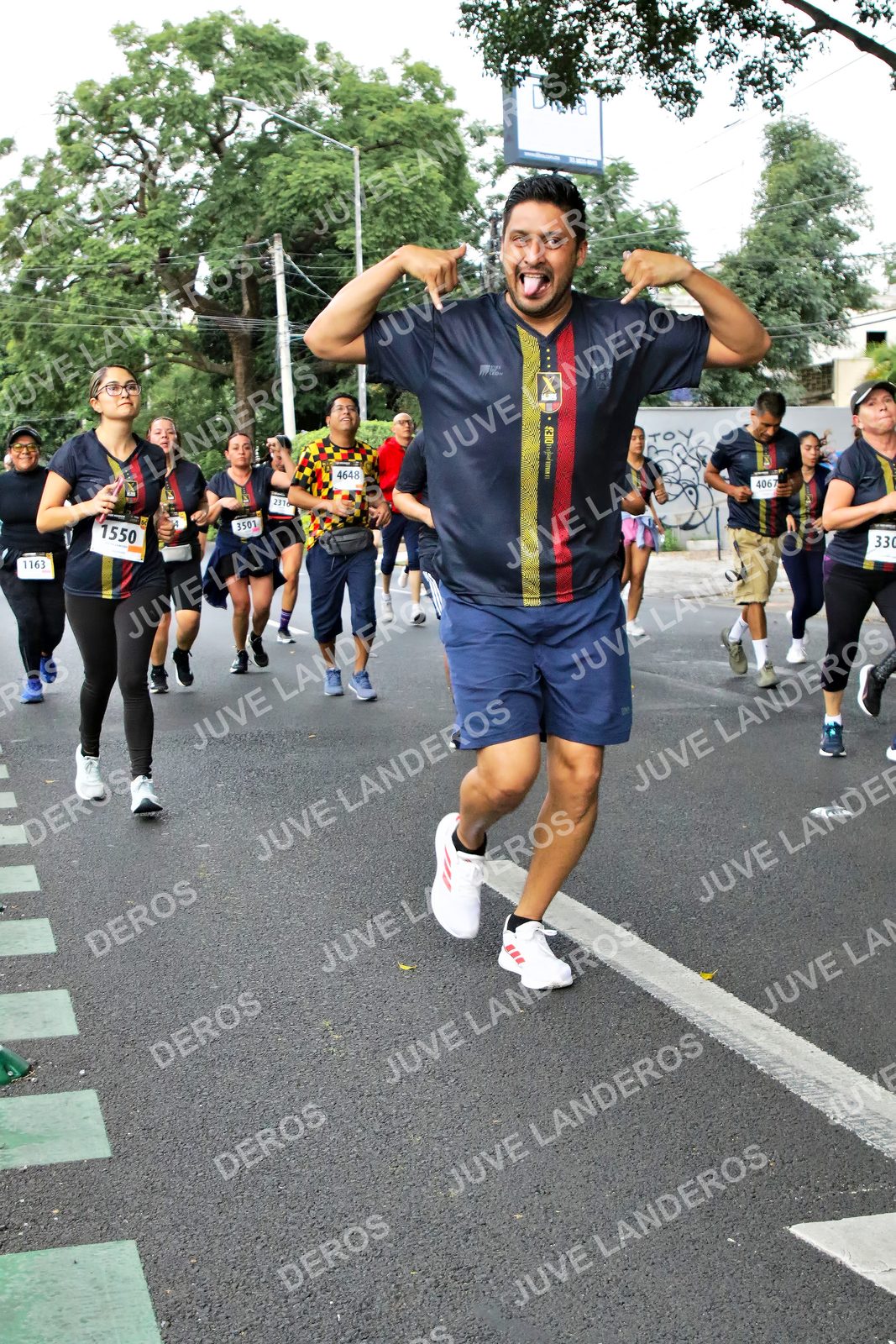 Foto de la X Carrera Leones Negros Red Cola 2026 en Rectoría General de la UdeG, Av. Juárez 976 (meta en Av. Enrique Díaz de León y Pedro Moreno), Guadalajara a las 07:14 · dorsal 4648, 1550, 1163, 3501
