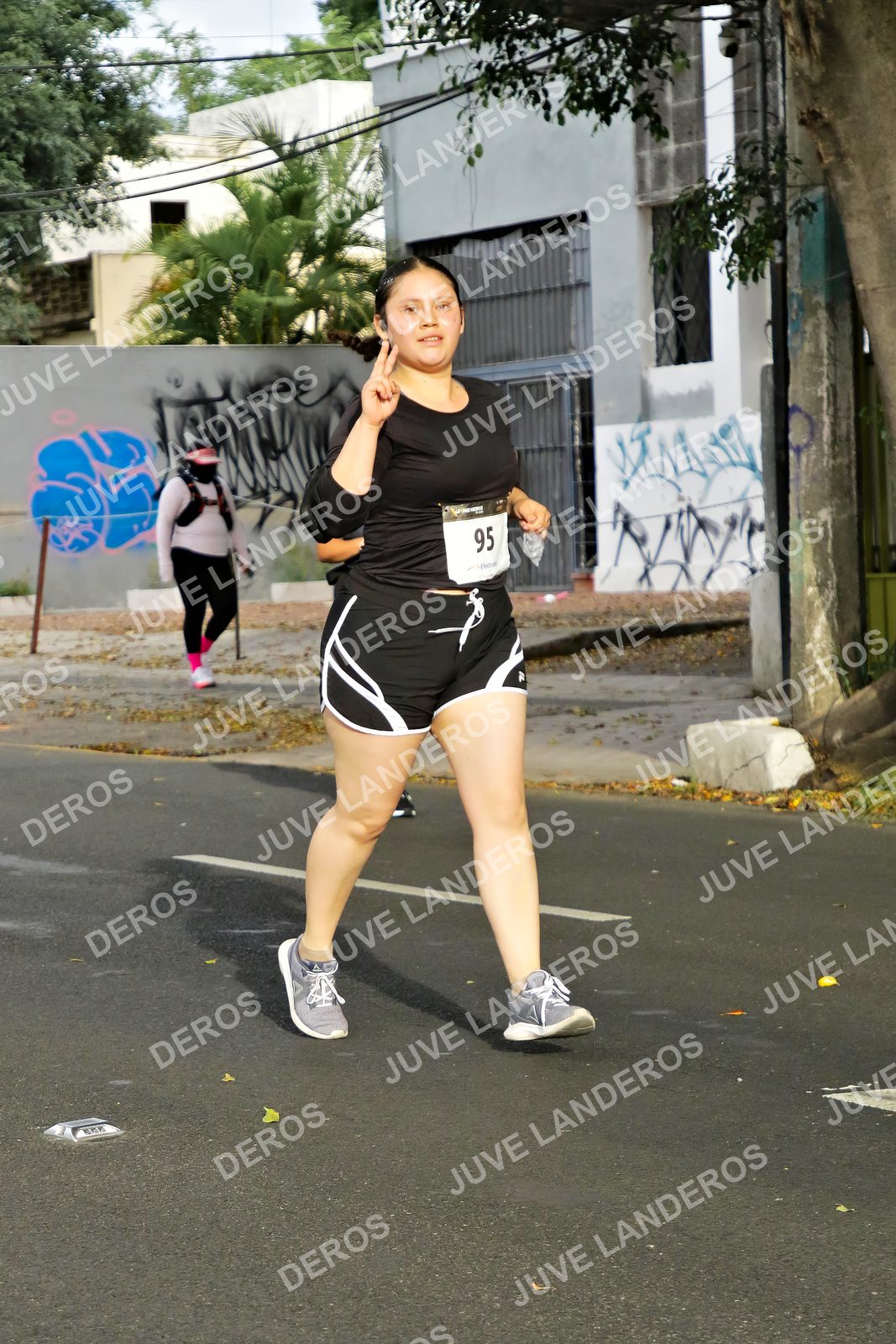 Foto de la X Carrera Leones Negros Red Cola 2026 en Rectoría General de la UdeG, Av. Juárez 976 (meta en Av. Enrique Díaz de León y Pedro Moreno), Guadalajara a las 08:13 · dorsal 95