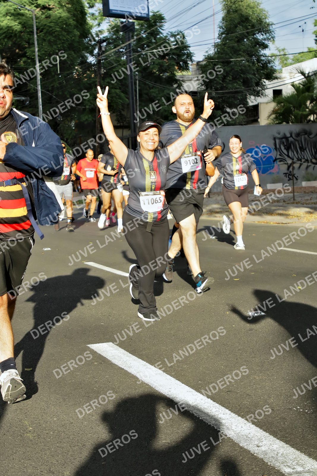 Foto de la X Carrera Leones Negros Red Cola 2026 en Rectoría General de la UdeG, Av. Juárez 976 (meta en Av. Enrique Díaz de León y Pedro Moreno), Guadalajara a las 07:55 · dorsal 9102, 11065, 12123
