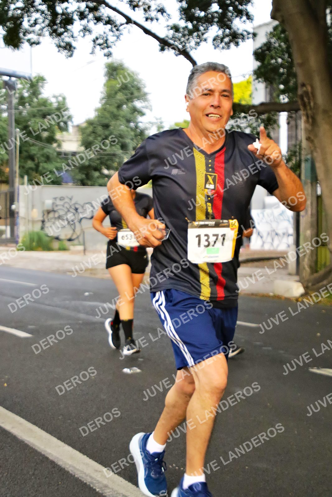 Foto de la X Carrera Leones Negros Red Cola 2026 en Rectoría General de la UdeG, Av. Juárez 976 (meta en Av. Enrique Díaz de León y Pedro Moreno), Guadalajara a las 05:01 · dorsal 1371, 653