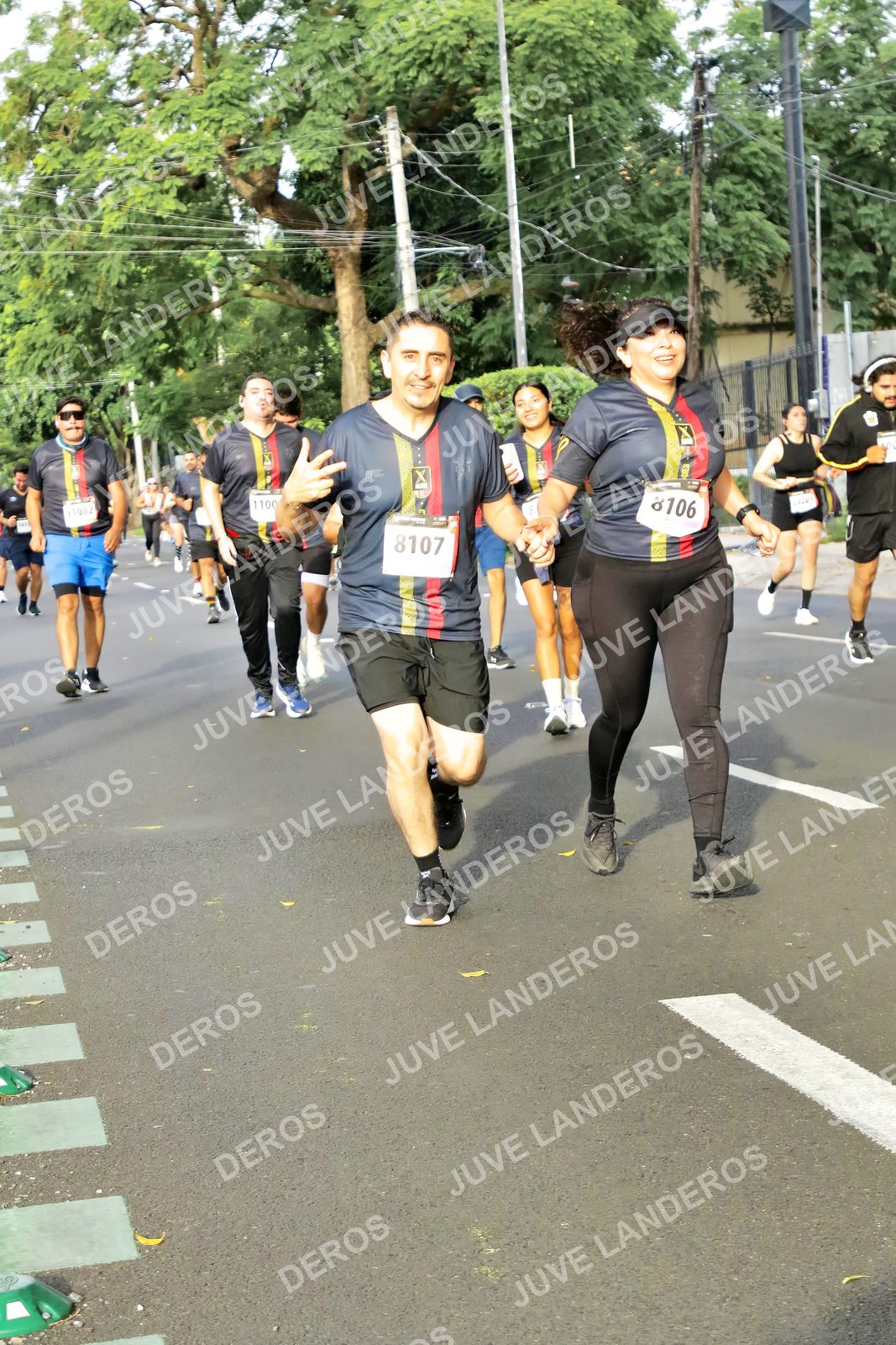 Foto de la X Carrera Leones Negros Red Cola 2026 en Rectoría General de la UdeG, Av. Juárez 976 (meta en Av. Enrique Díaz de León y Pedro Moreno), Guadalajara a las 08:05 · dorsal 8107, 1100, 1082