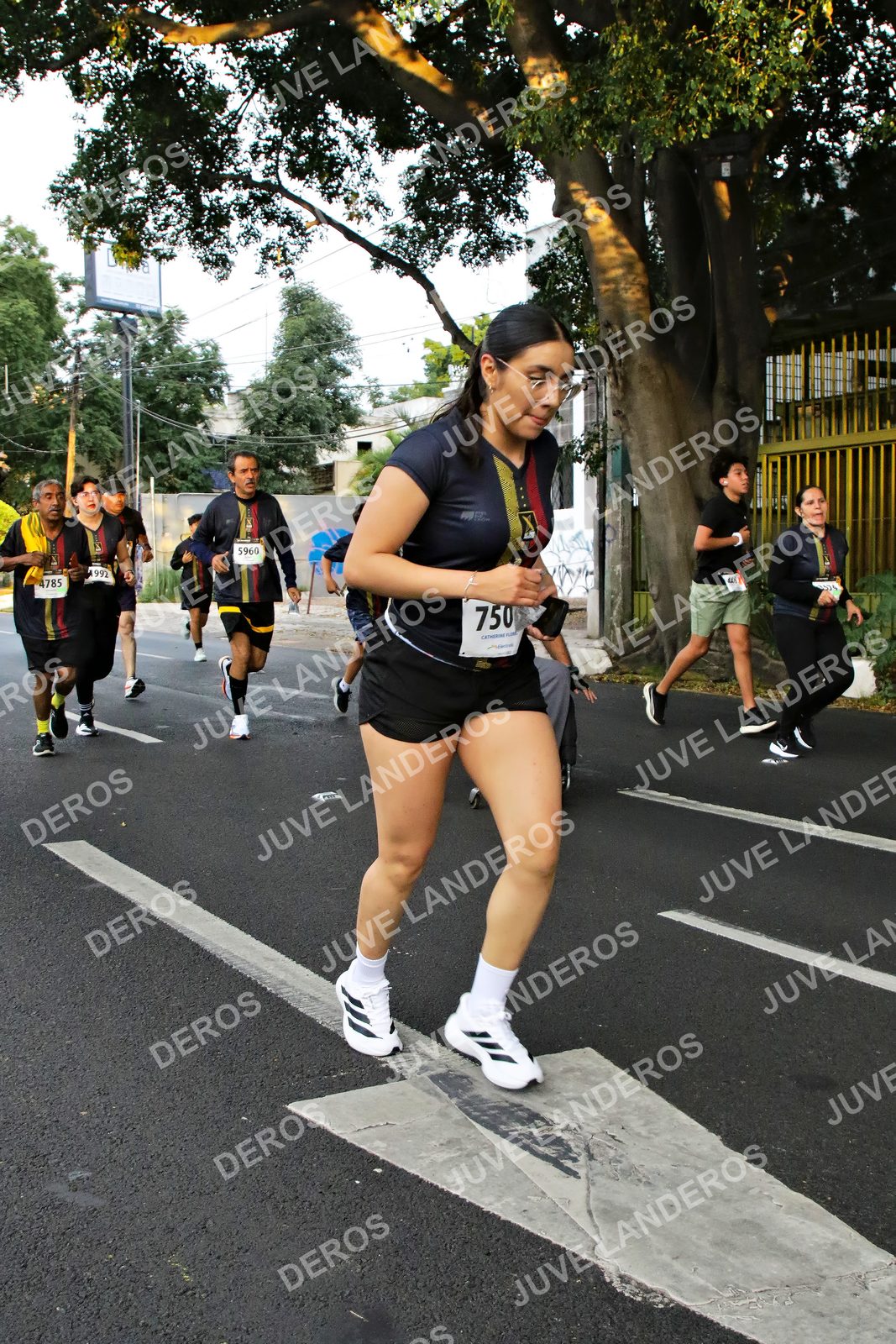 Foto de la X Carrera Leones Negros Red Cola 2026 en Rectoría General de la UdeG, Av. Juárez 976 (meta en Av. Enrique Díaz de León y Pedro Moreno), Guadalajara a las 05:06 · dorsal 750, 5960, 4785