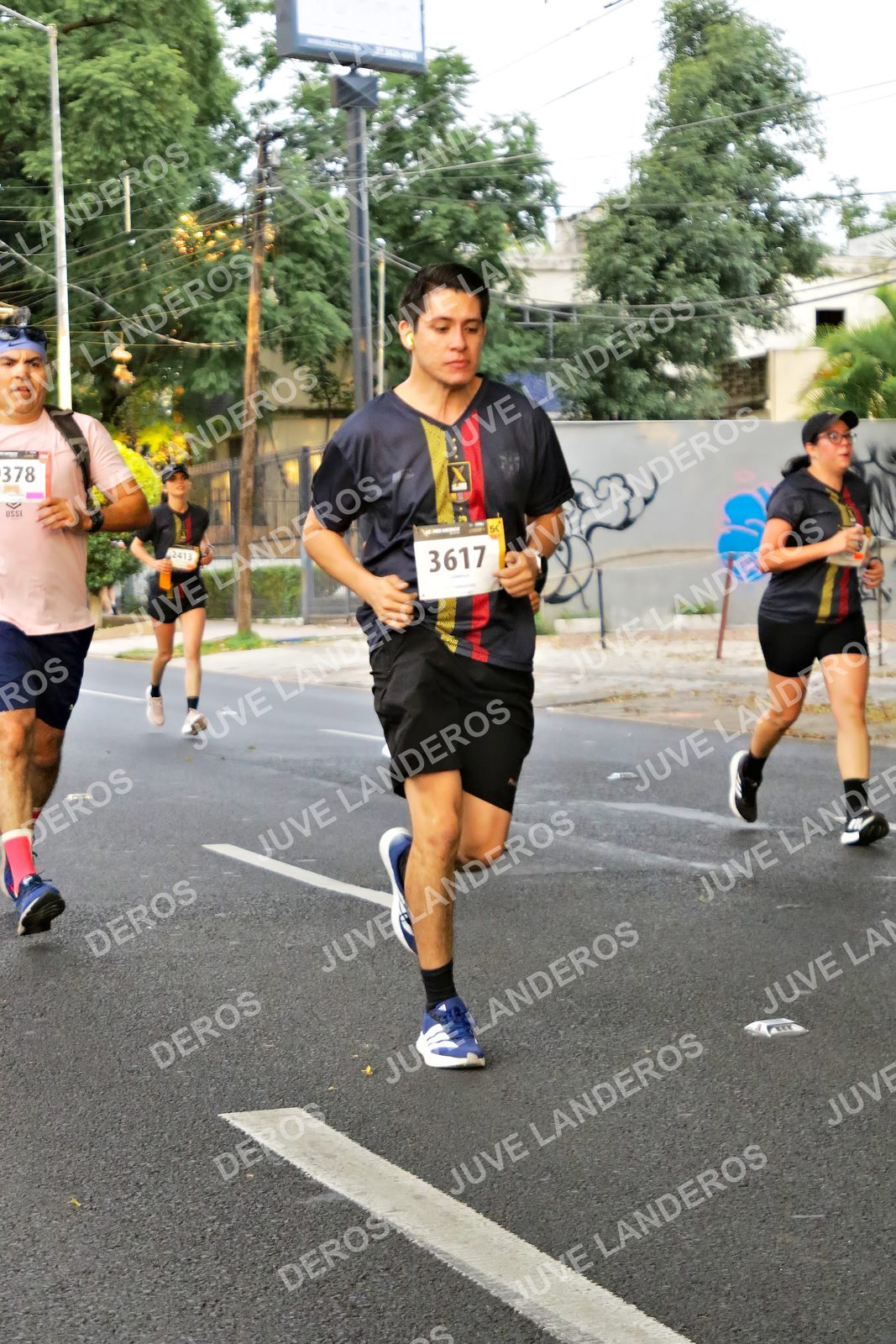 Foto de la X Carrera Leones Negros Red Cola 2026 en Rectoría General de la UdeG, Av. Juárez 976 (meta en Av. Enrique Díaz de León y Pedro Moreno), Guadalajara a las 05:03 · dorsal 378, 3617, 2413