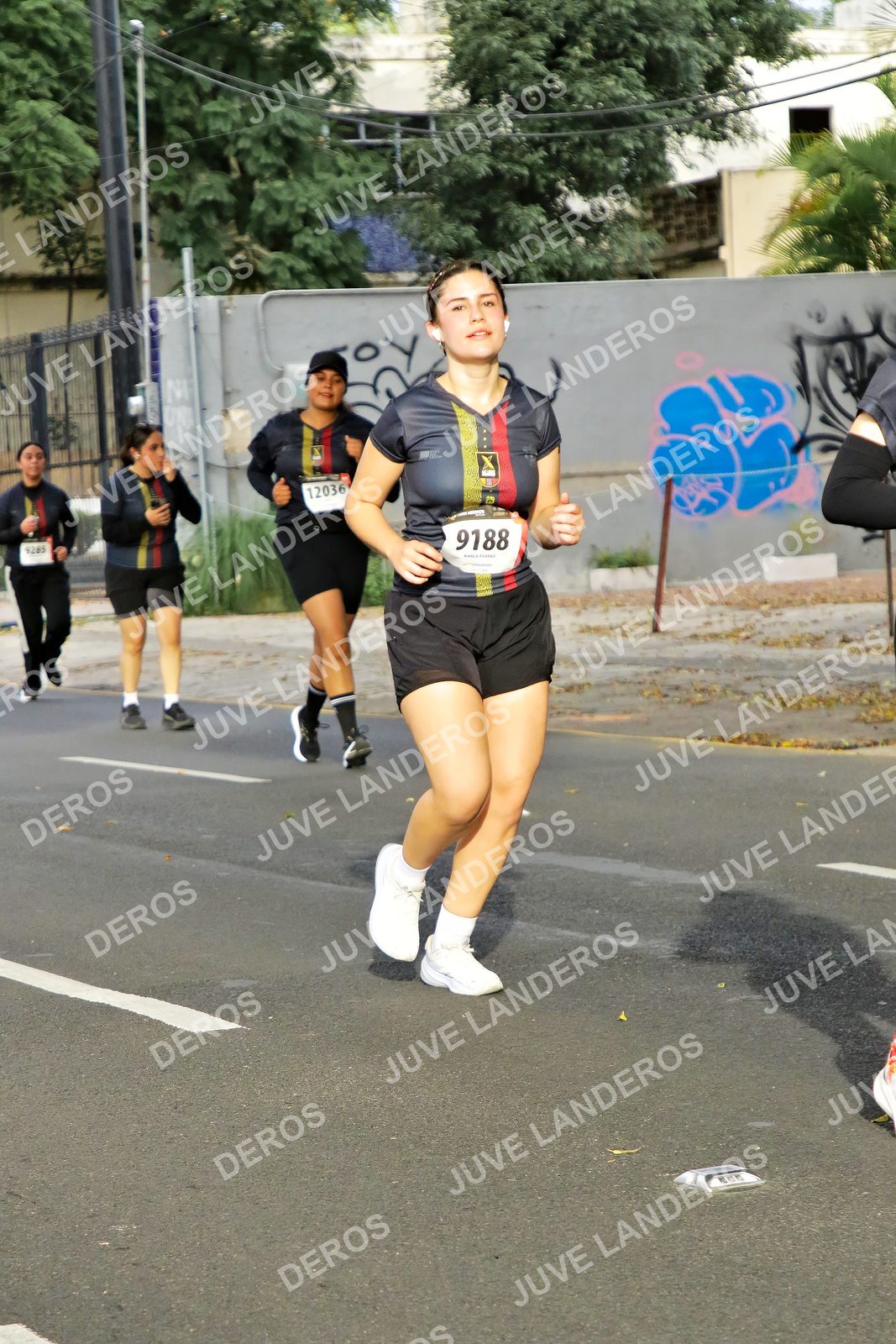 Foto de la X Carrera Leones Negros Red Cola 2026 en Rectoría General de la UdeG, Av. Juárez 976 (meta en Av. Enrique Díaz de León y Pedro Moreno), Guadalajara a las 08:11 · dorsal 9188, 12036, 9285