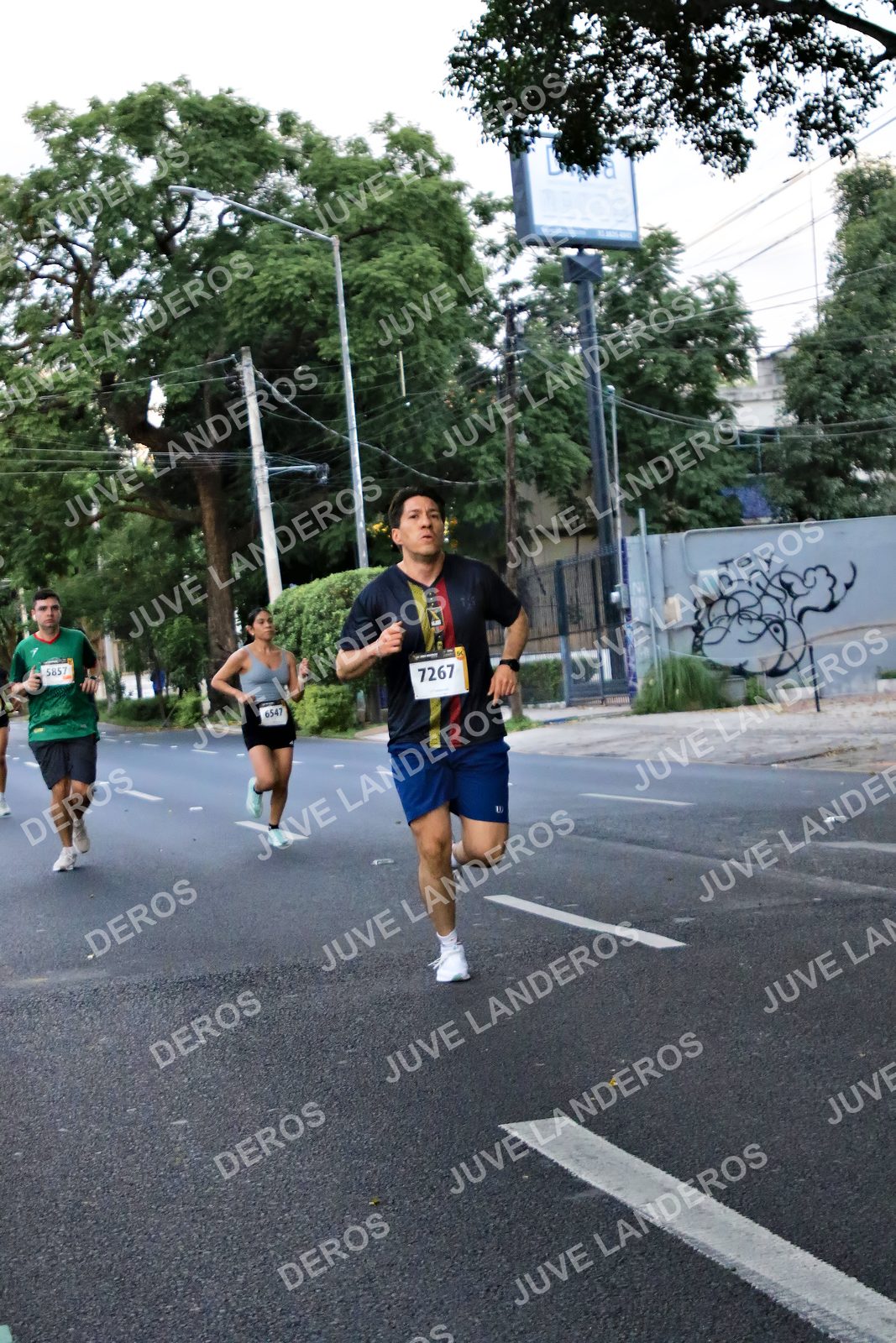 Foto de la X Carrera Leones Negros Red Cola 2026 en Rectoría General de la UdeG, Av. Juárez 976 (meta en Av. Enrique Díaz de León y Pedro Moreno), Guadalajara a las 04:56 · dorsal 7267, 5857, 6547