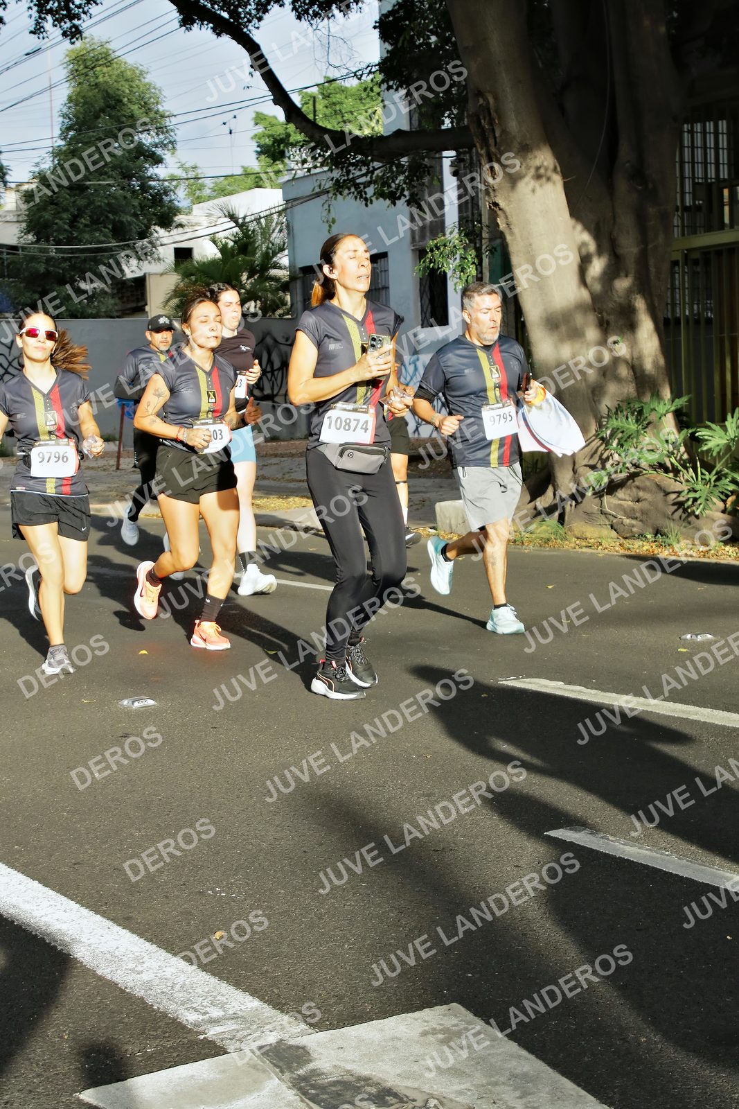 Foto de la X Carrera Leones Negros Red Cola 2026 en Rectoría General de la UdeG, Av. Juárez 976 (meta en Av. Enrique Díaz de León y Pedro Moreno), Guadalajara a las 07:58 · dorsal 9796, 9795, 10874