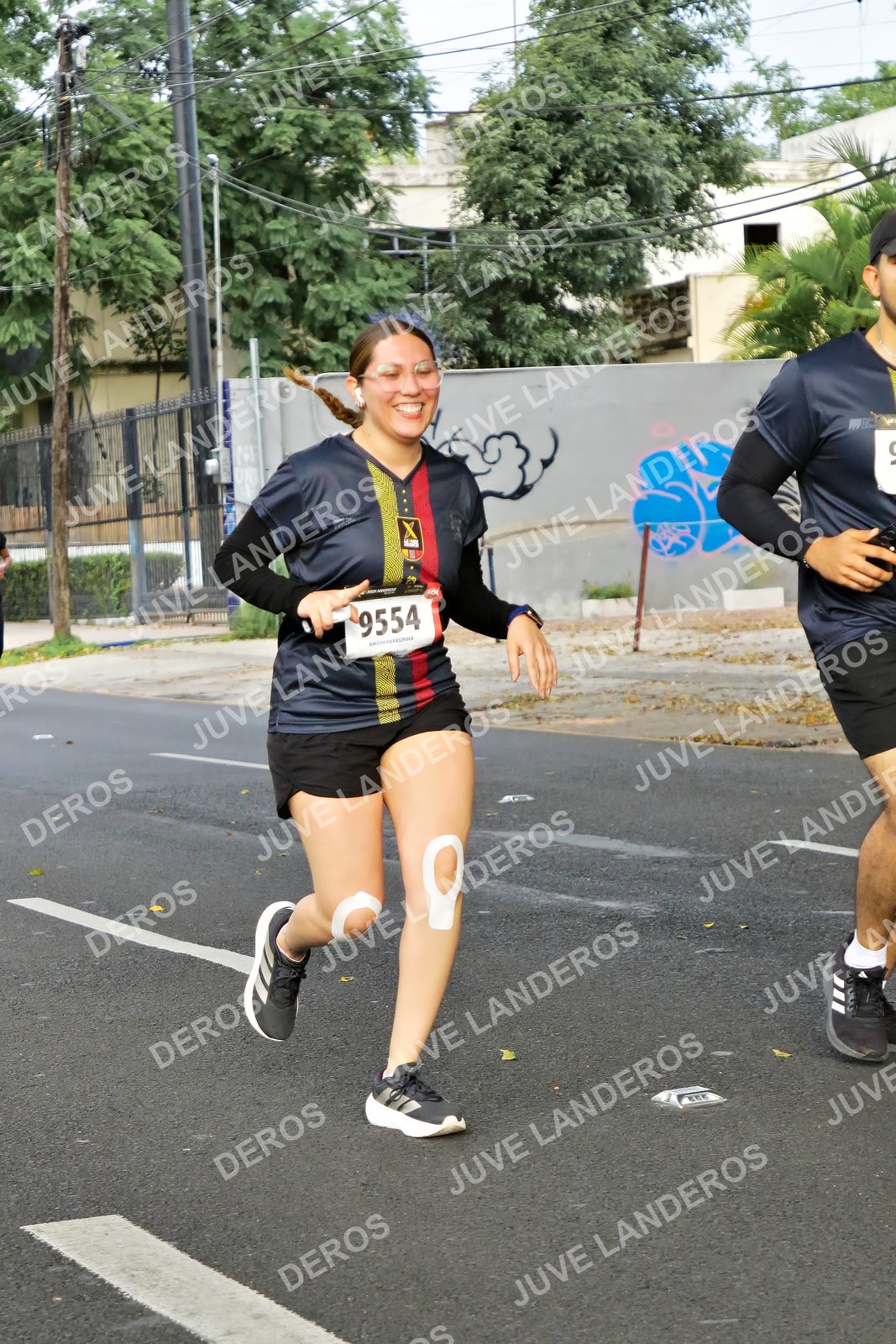 Foto de la X Carrera Leones Negros Red Cola 2026 en Rectoría General de la UdeG, Av. Juárez 976 (meta en Av. Enrique Díaz de León y Pedro Moreno), Guadalajara a las 08:19 · dorsal 9554
