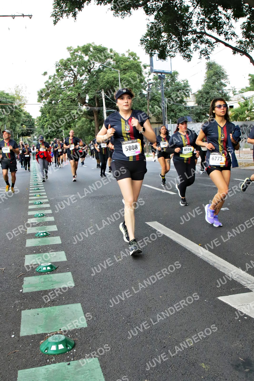 Foto de la X Carrera Leones Negros Red Cola 2026 en Rectoría General de la UdeG, Av. Juárez 976 (meta en Av. Enrique Díaz de León y Pedro Moreno), Guadalajara a las 07:14 · dorsal 6773, 6119, 5808, 7481
