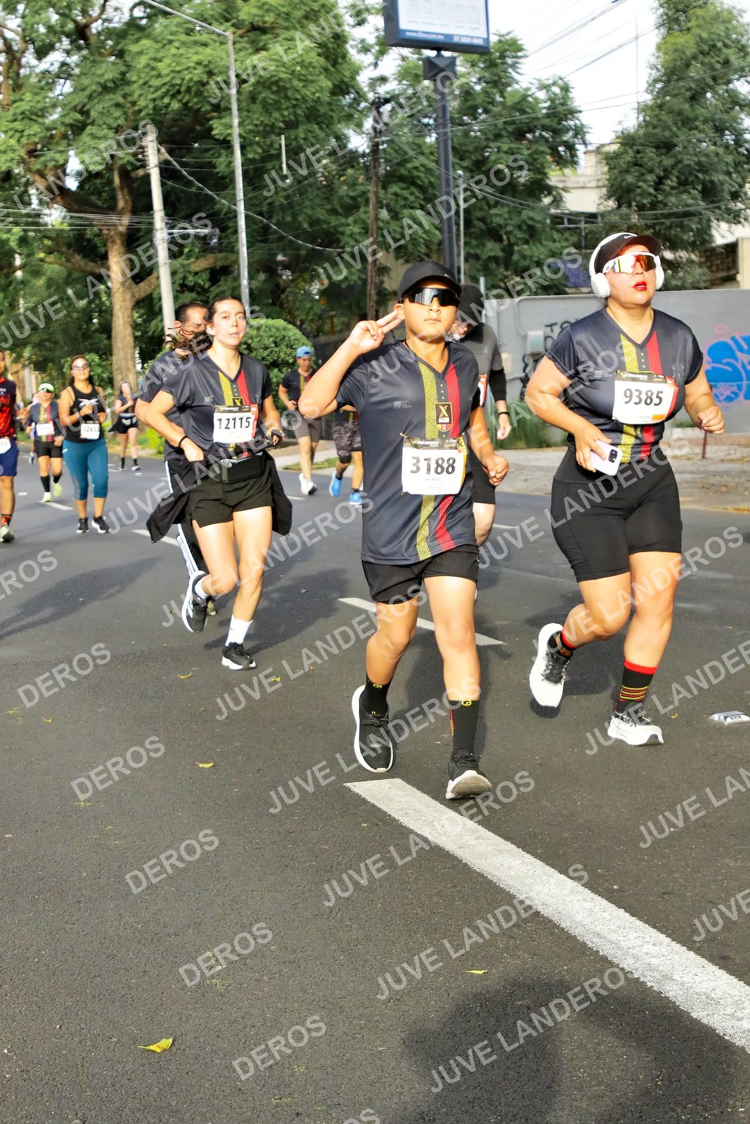 Foto de la X Carrera Leones Negros Red Cola 2026 en Rectoría General de la UdeG, Av. Juárez 976 (meta en Av. Enrique Díaz de León y Pedro Moreno), Guadalajara a las 08:05 · dorsal 9385, 3188, 12115