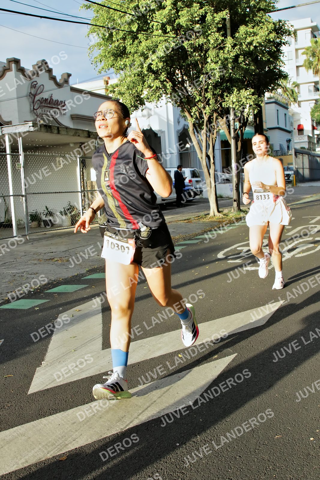 Foto de la X Carrera Leones Negros Red Cola 2026 en Rectoría General de la UdeG, Av. Juárez 976 (meta en Av. Enrique Díaz de León y Pedro Moreno), Guadalajara a las 07:44 · dorsal 8133, 10301