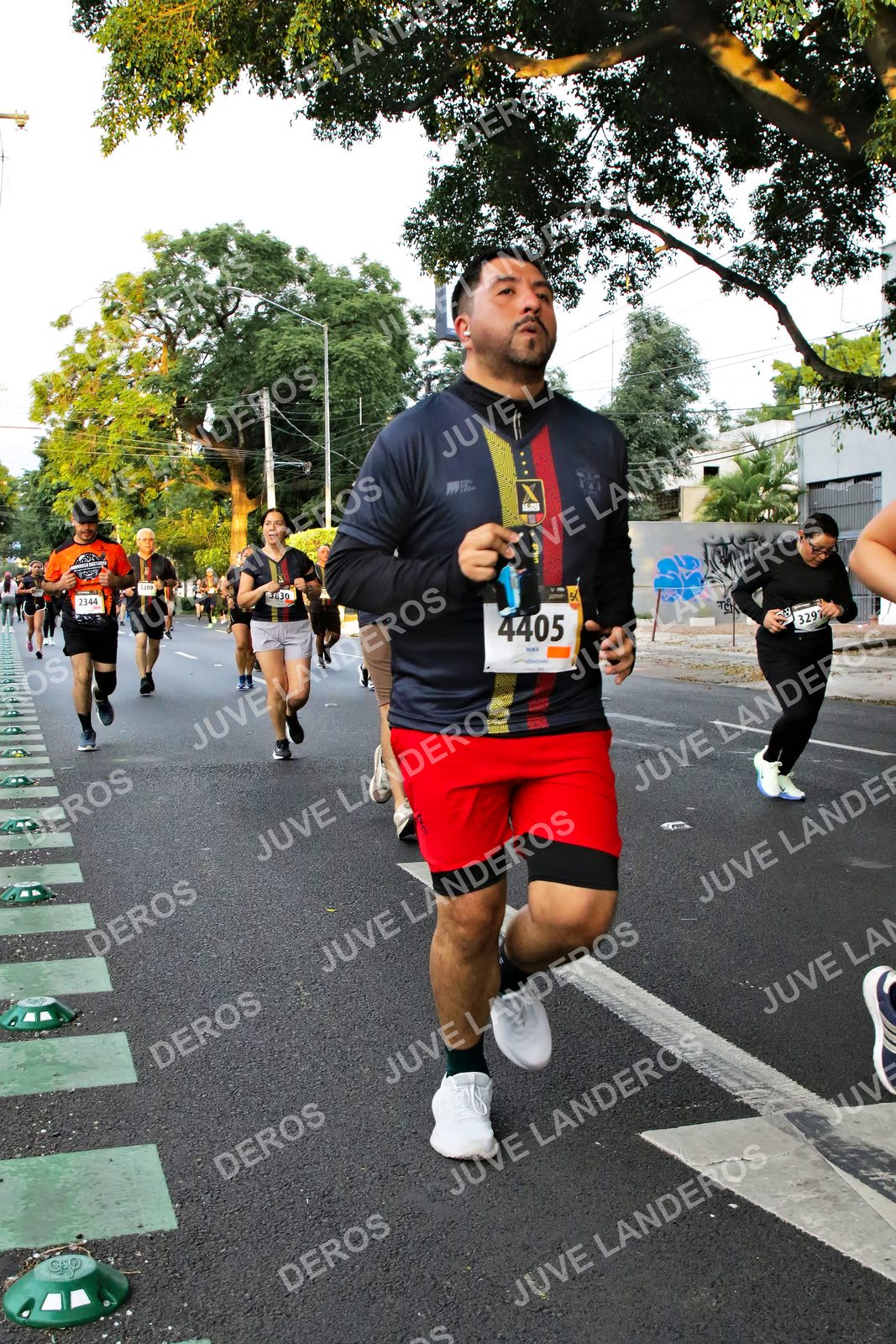 Foto de la X Carrera Leones Negros Red Cola 2026 en Rectoría General de la UdeG, Av. Juárez 976 (meta en Av. Enrique Díaz de León y Pedro Moreno), Guadalajara a las 05:07 · dorsal 4405, 2344, 3297
