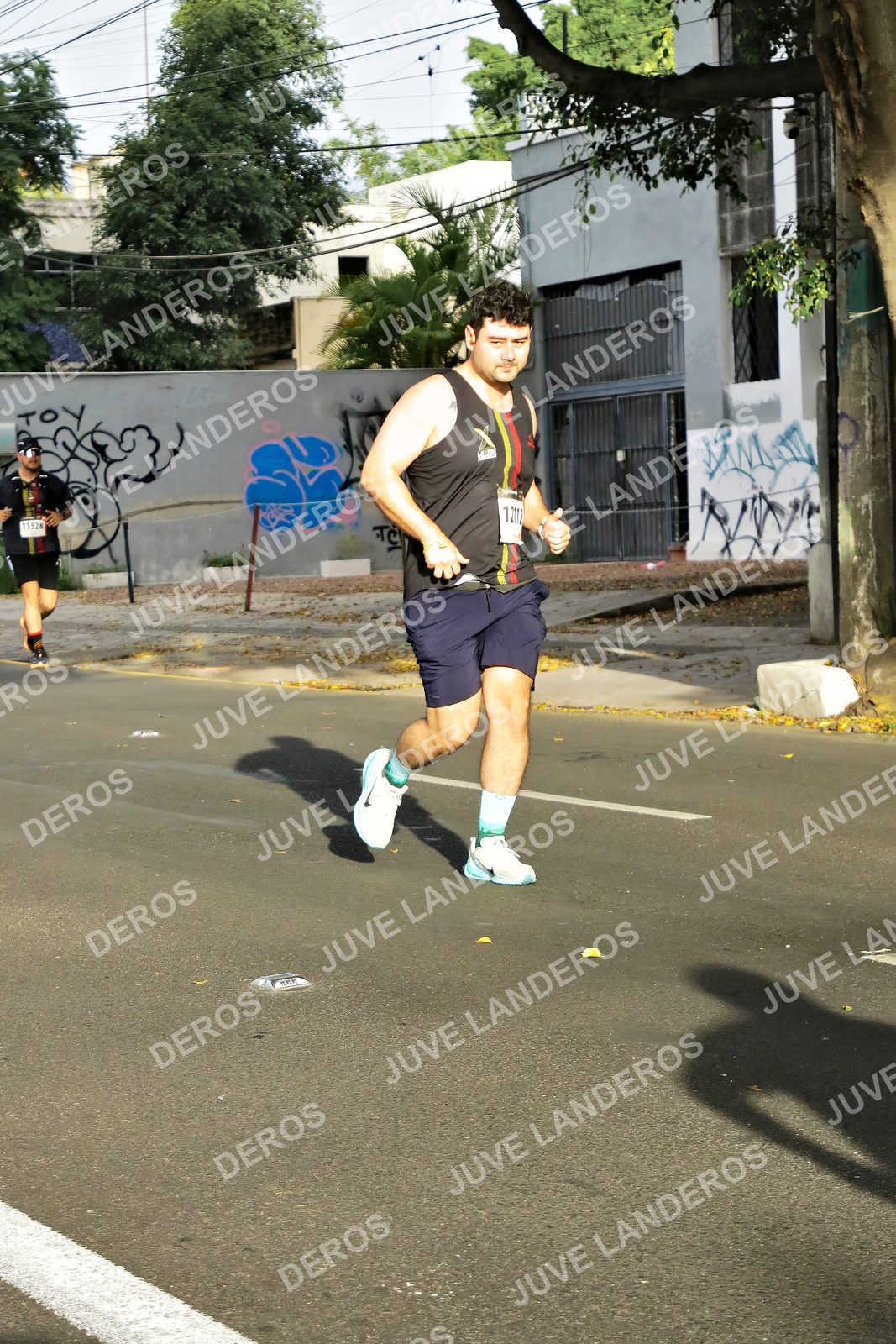 Foto de la X Carrera Leones Negros Red Cola 2026 en Rectoría General de la UdeG, Av. Juárez 976 (meta en Av. Enrique Díaz de León y Pedro Moreno), Guadalajara a las 08:01 · dorsal 11528