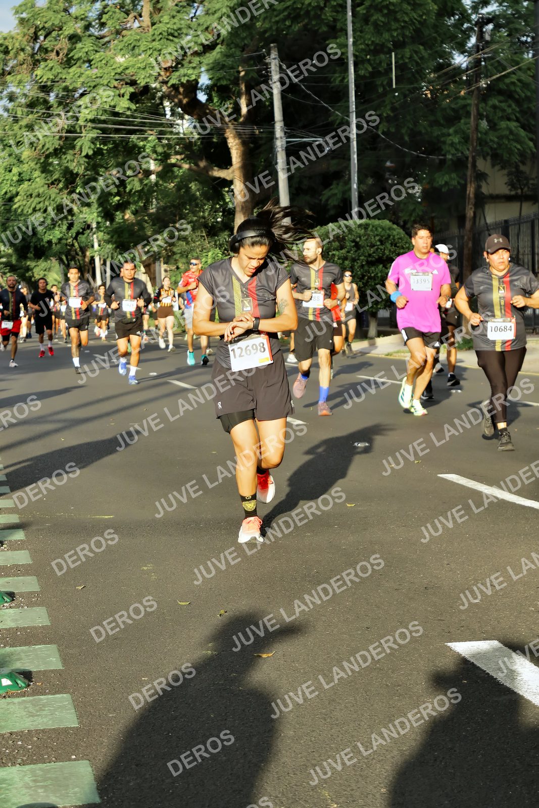 Foto de la X Carrera Leones Negros Red Cola 2026 en Rectoría General de la UdeG, Av. Juárez 976 (meta en Av. Enrique Díaz de León y Pedro Moreno), Guadalajara a las 07:39 · dorsal 12698, 10684, 13395