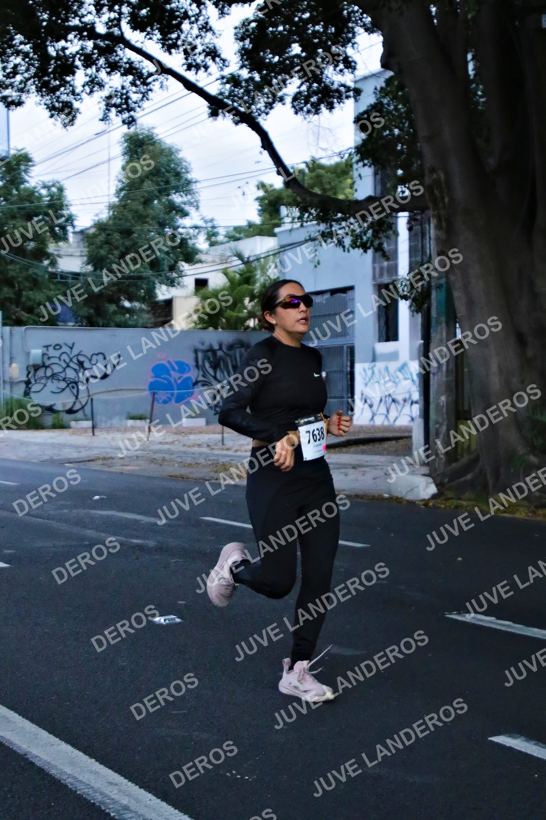 Foto de la X Carrera Leones Negros Red Cola 2026 en Rectoría General de la UdeG, Av. Juárez 976 (meta en Av. Enrique Díaz de León y Pedro Moreno), Guadalajara a las 04:54 · dorsal 7638