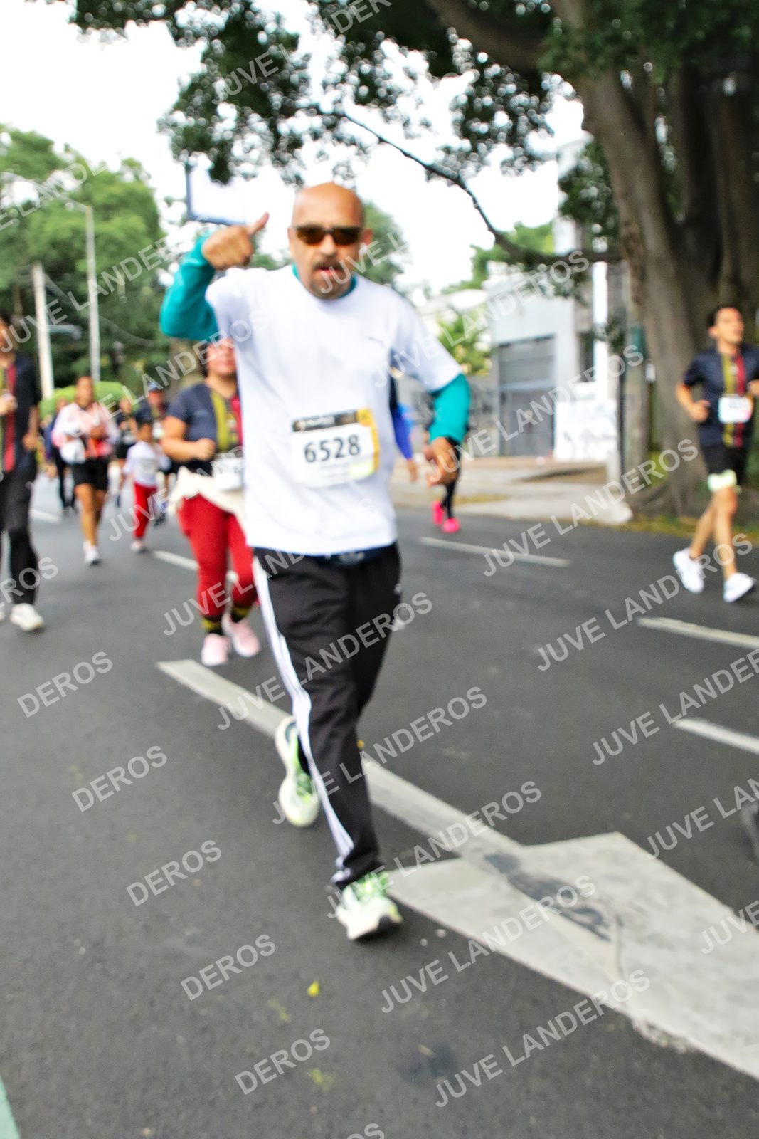 Foto de la X Carrera Leones Negros Red Cola 2026 en Rectoría General de la UdeG, Av. Juárez 976 (meta en Av. Enrique Díaz de León y Pedro Moreno), Guadalajara a las 07:16 · dorsal 6528