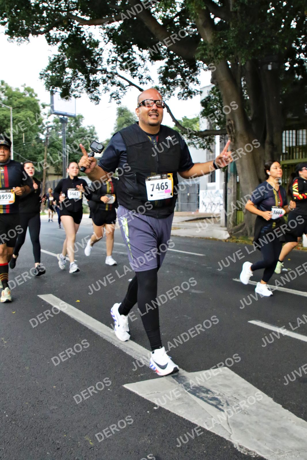 Foto de la X Carrera Leones Negros Red Cola 2026 en Rectoría General de la UdeG, Av. Juárez 976 (meta en Av. Enrique Díaz de León y Pedro Moreno), Guadalajara a las 05:10 · dorsal 7465, 1959, 5661, 1668