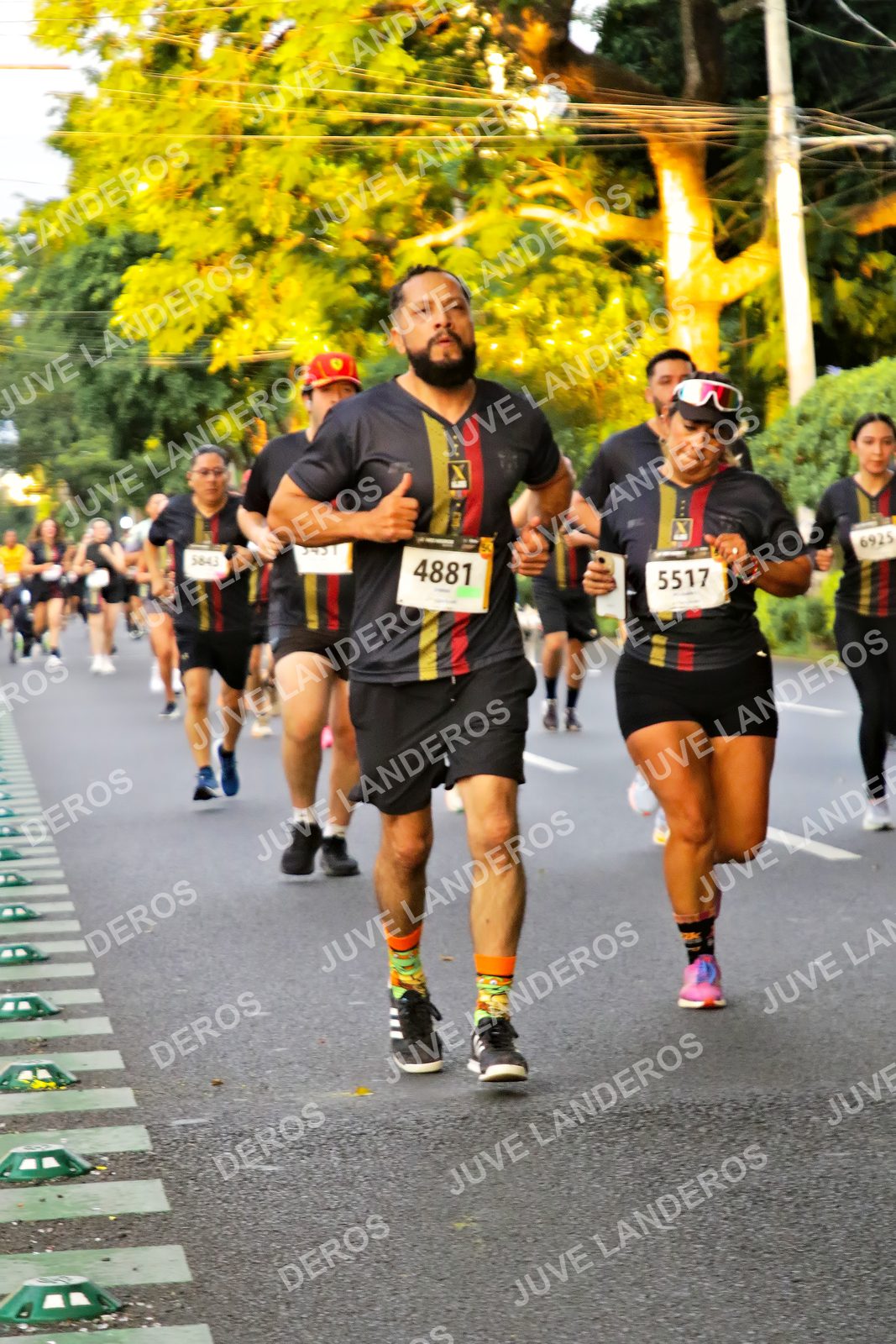 Foto de la X Carrera Leones Negros Red Cola 2026 en Rectoría General de la UdeG, Av. Juárez 976 (meta en Av. Enrique Díaz de León y Pedro Moreno), Guadalajara a las 05:02 · dorsal 4881, 5517, 6925, 5843
