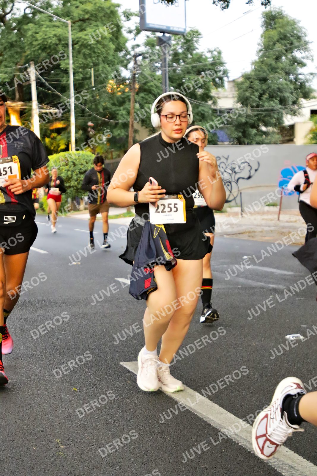 Foto de la X Carrera Leones Negros Red Cola 2026 en Rectoría General de la UdeG, Av. Juárez 976 (meta en Av. Enrique Díaz de León y Pedro Moreno), Guadalajara a las 05:02 · dorsal 2255, 51