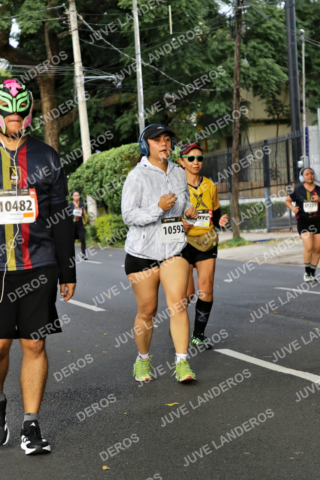 Foto de la X Carrera Leones Negros Red Cola 2026 en Rectoría General de la UdeG, Av. Juárez 976 (meta en Av. Enrique Díaz de León y Pedro Moreno), Guadalajara a las 08:14 · dorsal 10592, 10482, 11227
