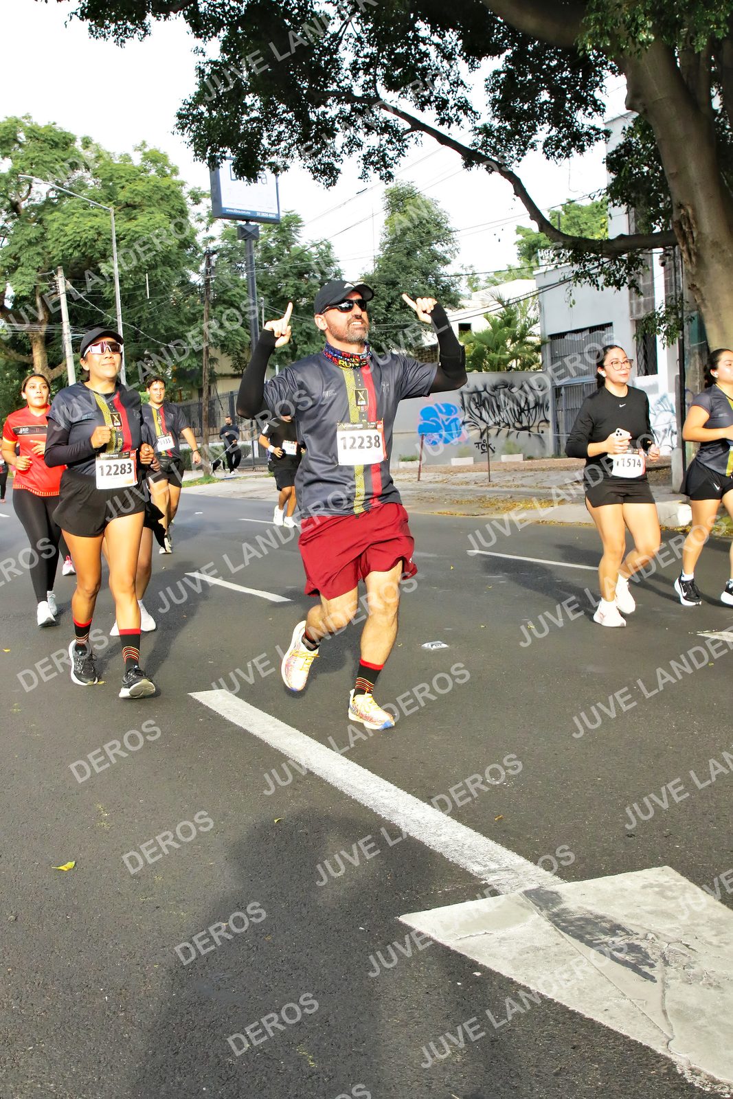 Foto de la X Carrera Leones Negros Red Cola 2026 en Rectoría General de la UdeG, Av. Juárez 976 (meta en Av. Enrique Díaz de León y Pedro Moreno), Guadalajara a las 08:05 · dorsal 12283, 12238, 1514