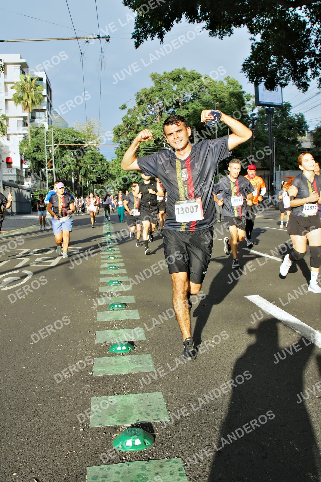 Foto de la X Carrera Leones Negros Red Cola 2026 en Rectoría General de la UdeG, Av. Juárez 976 (meta en Av. Enrique Díaz de León y Pedro Moreno), Guadalajara a las 07:51 · dorsal 13007, 12877, 10812