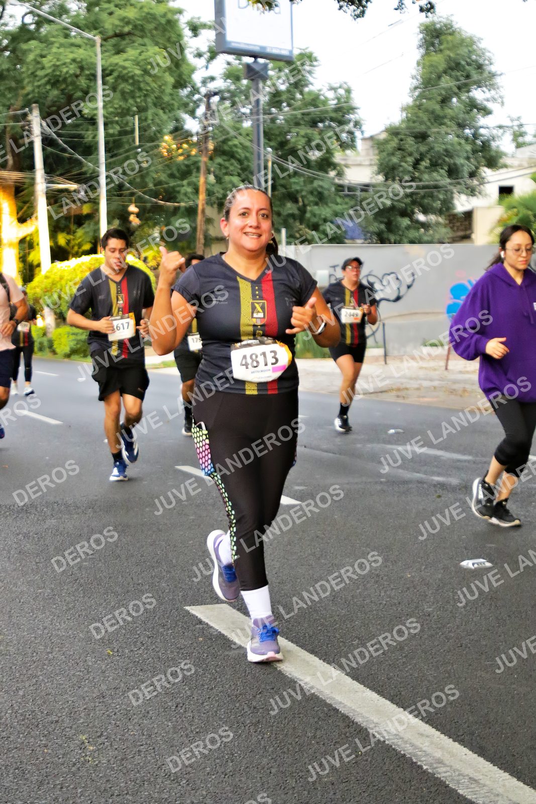Foto de la X Carrera Leones Negros Red Cola 2026 en Rectoría General de la UdeG, Av. Juárez 976 (meta en Av. Enrique Díaz de León y Pedro Moreno), Guadalajara a las 05:03 · dorsal 4813, 617, 2449