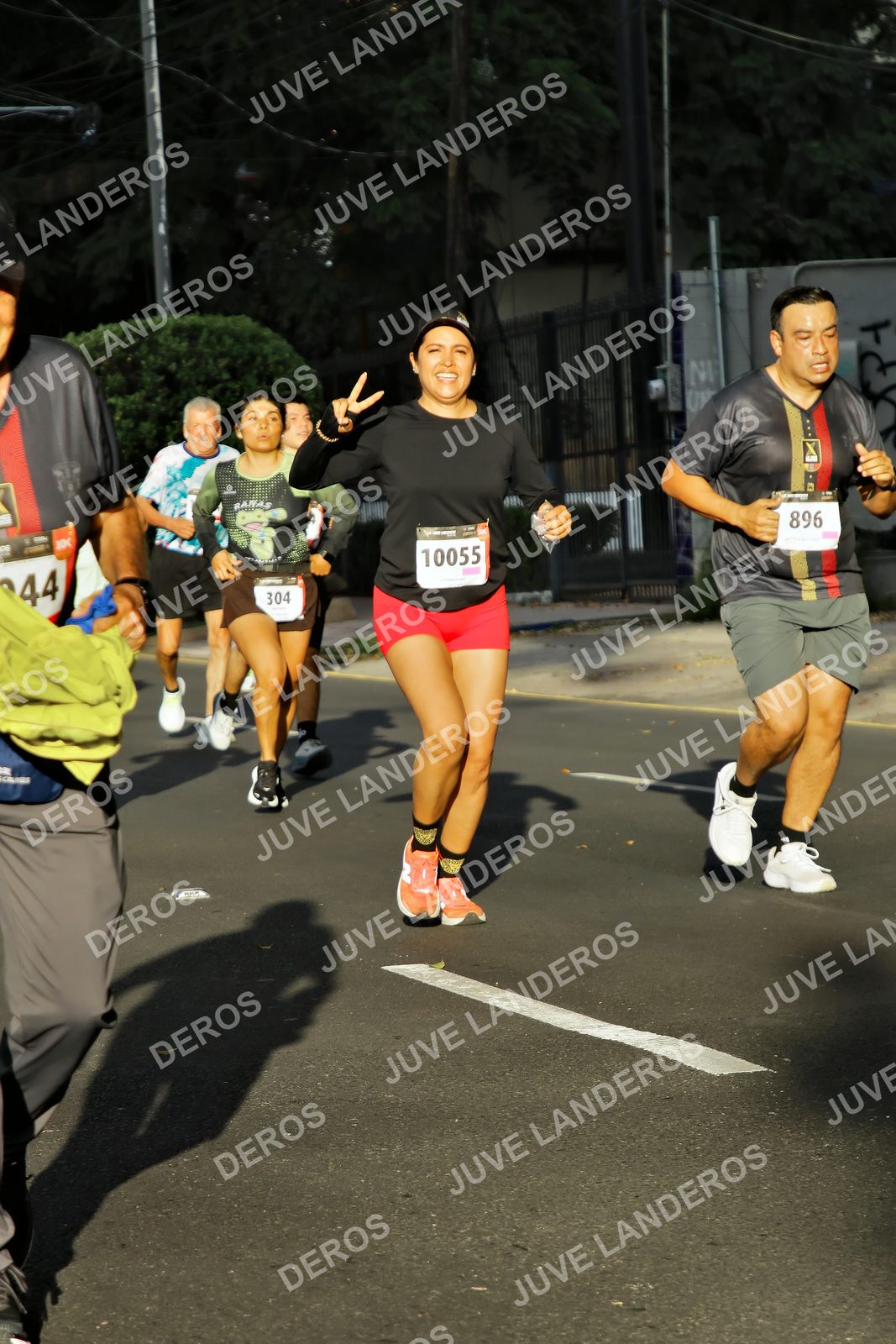 Foto de la X Carrera Leones Negros Red Cola 2026 en Rectoría General de la UdeG, Av. Juárez 976 (meta en Av. Enrique Díaz de León y Pedro Moreno), Guadalajara a las 07:43 · dorsal 896, 304, 10055, 44