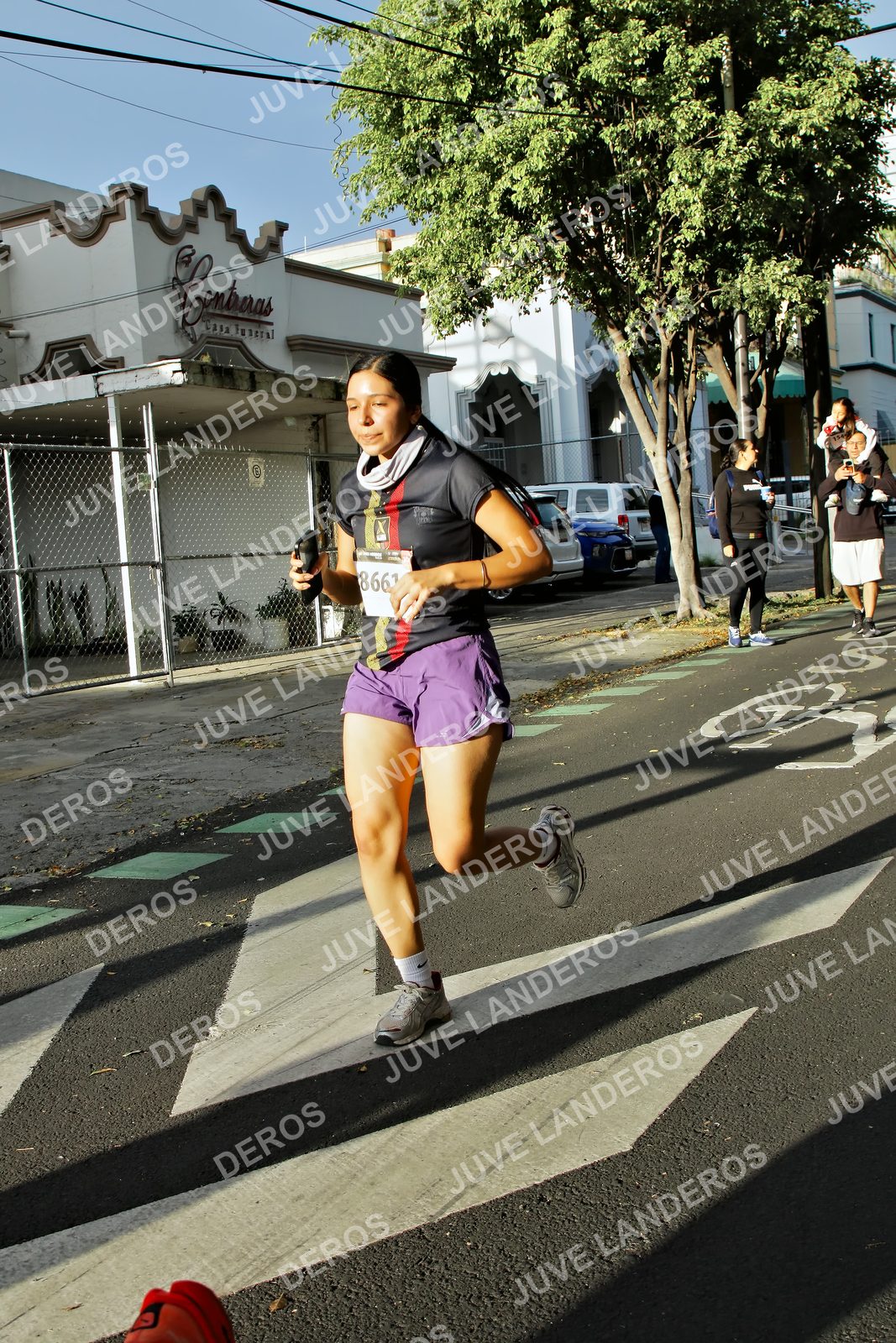 Foto de la X Carrera Leones Negros Red Cola 2026 en Rectoría General de la UdeG, Av. Juárez 976 (meta en Av. Enrique Díaz de León y Pedro Moreno), Guadalajara a las 07:49 · dorsal 8661