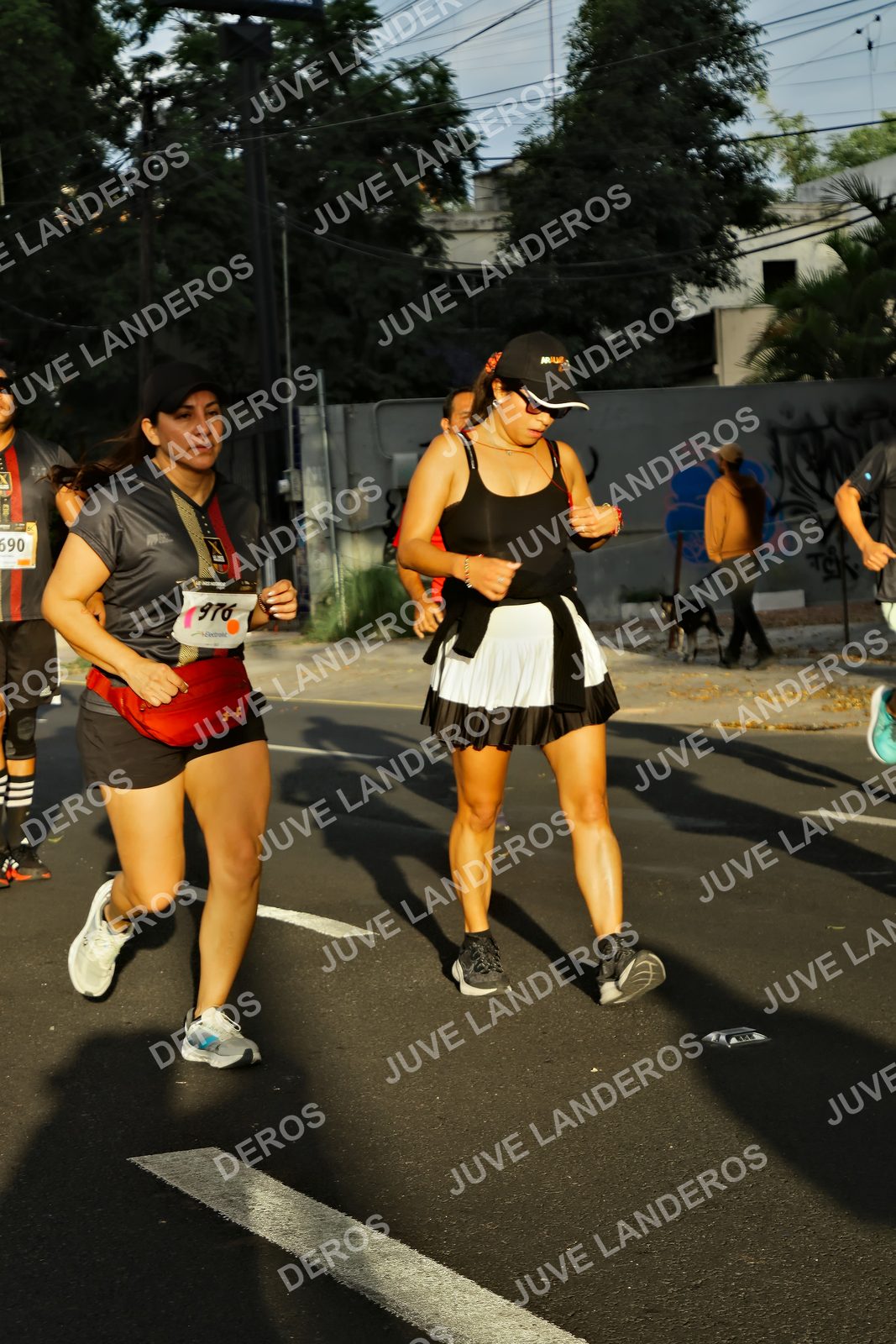 Foto de la X Carrera Leones Negros Red Cola 2026 en Rectoría General de la UdeG, Av. Juárez 976 (meta en Av. Enrique Díaz de León y Pedro Moreno), Guadalajara a las 07:27 · dorsal 976, 690
