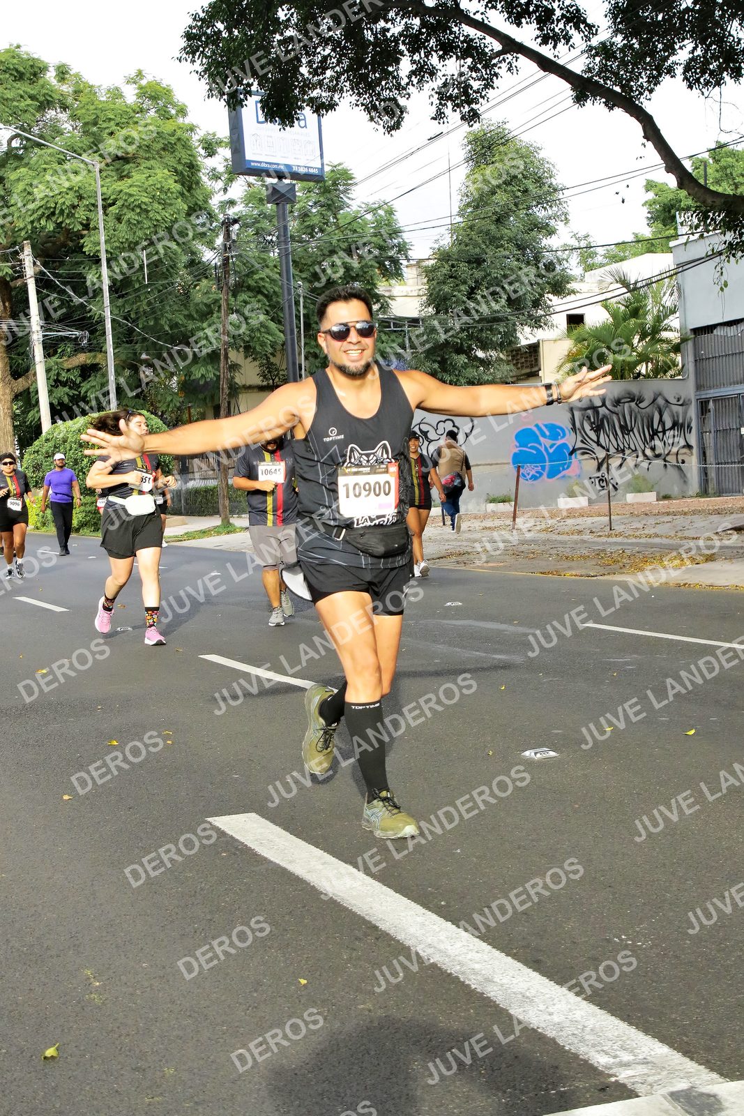 Foto de la X Carrera Leones Negros Red Cola 2026 en Rectoría General de la UdeG, Av. Juárez 976 (meta en Av. Enrique Díaz de León y Pedro Moreno), Guadalajara a las 08:10 · dorsal 10900, 1064