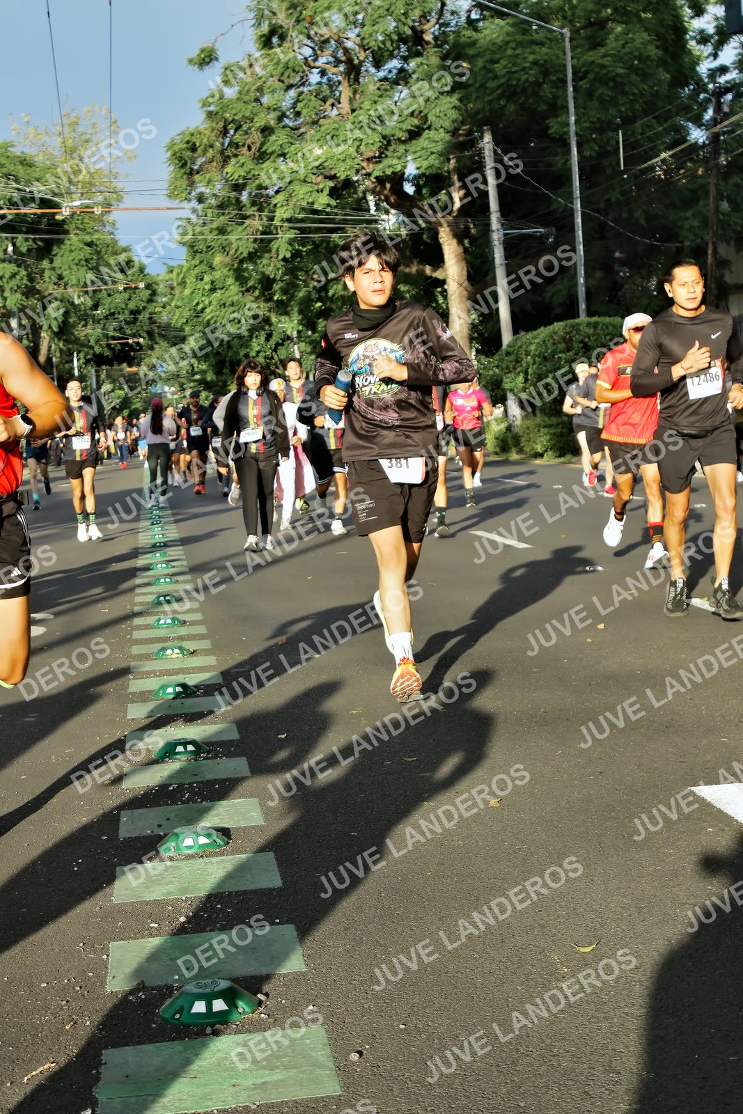 Foto de la X Carrera Leones Negros Red Cola 2026 en Rectoría General de la UdeG, Av. Juárez 976 (meta en Av. Enrique Díaz de León y Pedro Moreno), Guadalajara a las 07:44 · dorsal 381, 12486, 2900