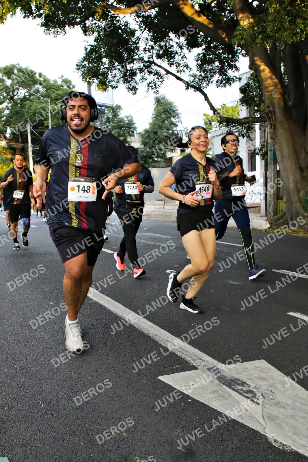 Foto de la X Carrera Leones Negros Red Cola 2026 en Rectoría General de la UdeG, Av. Juárez 976 (meta en Av. Enrique Díaz de León y Pedro Moreno), Guadalajara a las 05:06 · dorsal 148, 7724, 4540, 5415