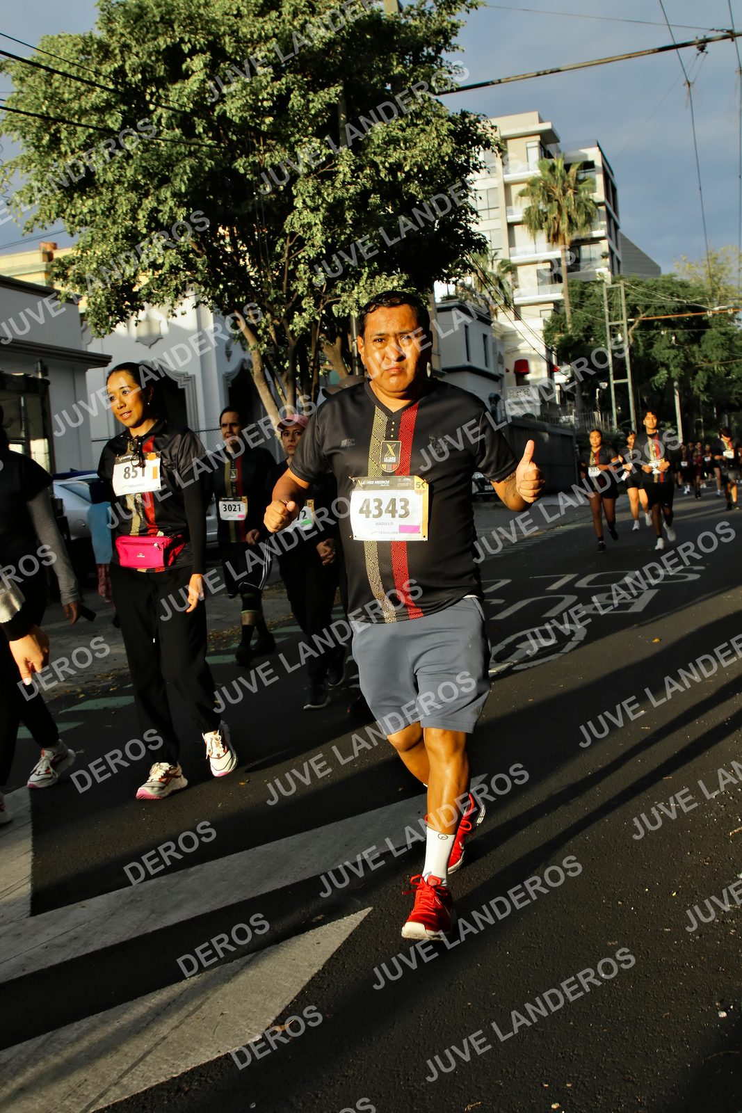 Foto de la X Carrera Leones Negros Red Cola 2026 en Rectoría General de la UdeG, Av. Juárez 976 (meta en Av. Enrique Díaz de León y Pedro Moreno), Guadalajara a las 07:28 · dorsal 4343, 3021, 85