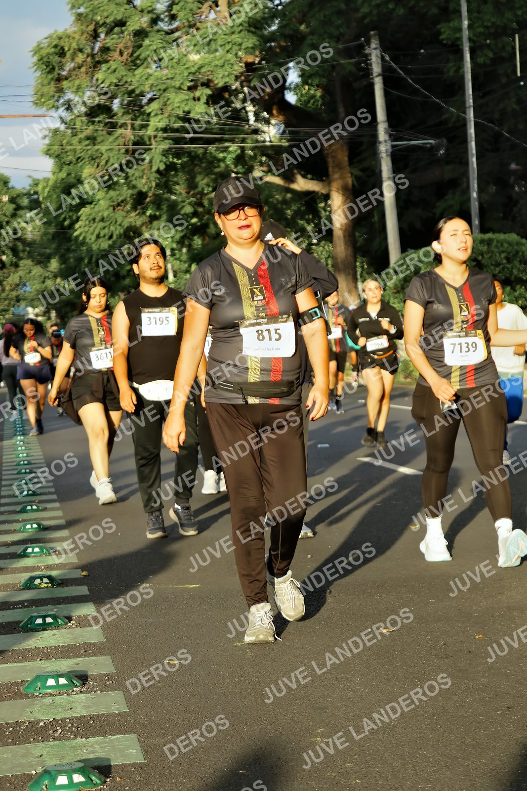 Foto de la X Carrera Leones Negros Red Cola 2026 en Rectoría General de la UdeG, Av. Juárez 976 (meta en Av. Enrique Díaz de León y Pedro Moreno), Guadalajara a las 07:27 · dorsal 815, 7139, 3195, 3611