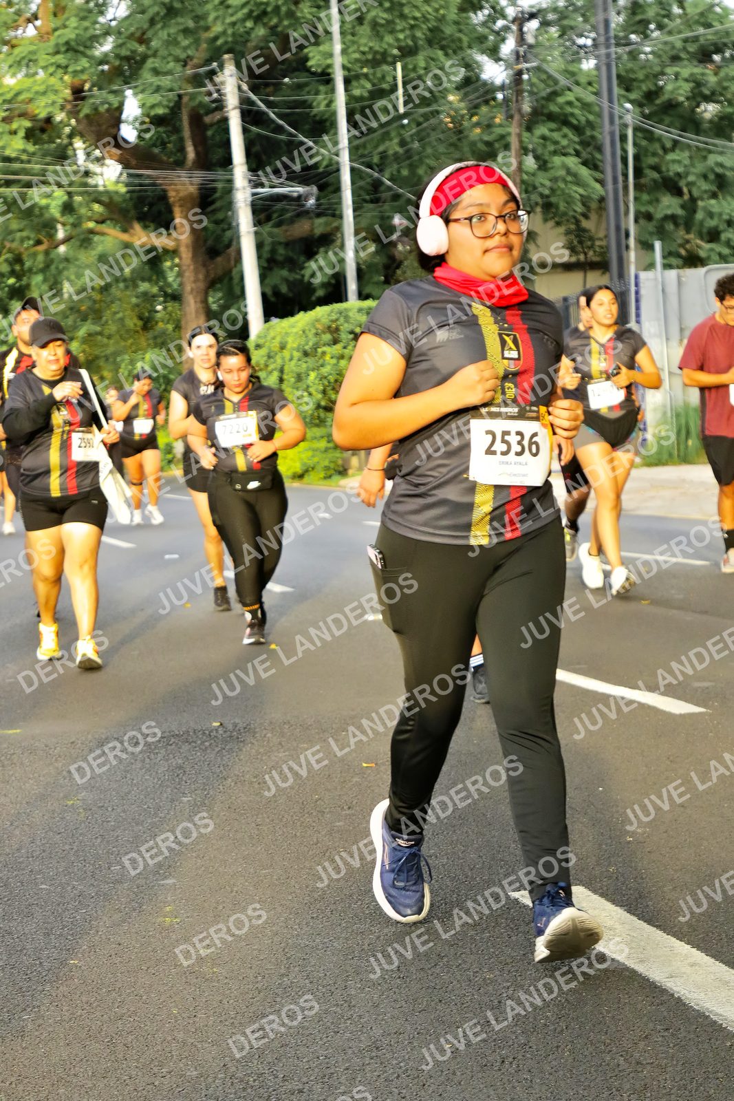 Foto de la X Carrera Leones Negros Red Cola 2026 en Rectoría General de la UdeG, Av. Juárez 976 (meta en Av. Enrique Díaz de León y Pedro Moreno), Guadalajara a las 07:22 · dorsal 2536, 7220, 2592