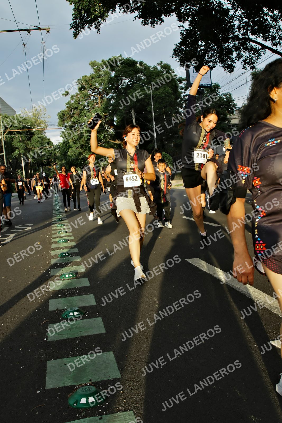 Foto de la X Carrera Leones Negros Red Cola 2026 en Rectoría General de la UdeG, Av. Juárez 976 (meta en Av. Enrique Díaz de León y Pedro Moreno), Guadalajara a las 07:24 · dorsal 6452, 2181