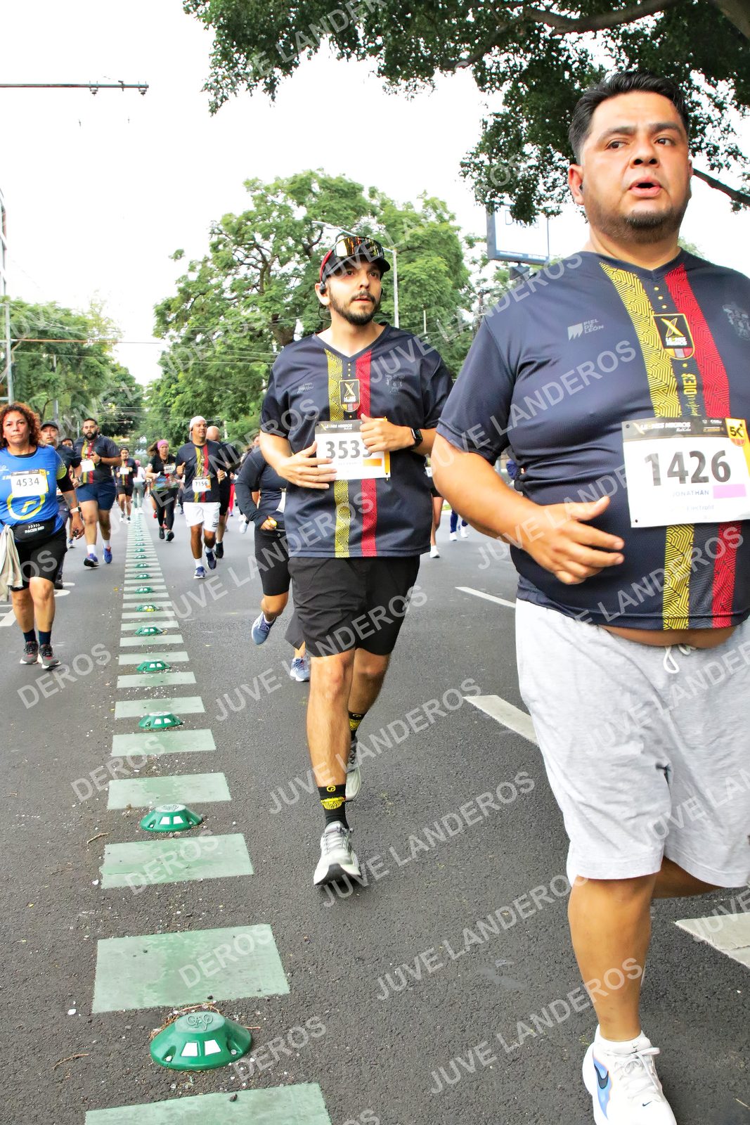 Foto de la X Carrera Leones Negros Red Cola 2026 en Rectoría General de la UdeG, Av. Juárez 976 (meta en Av. Enrique Díaz de León y Pedro Moreno), Guadalajara a las 07:17 · dorsal 1426, 353, 4534