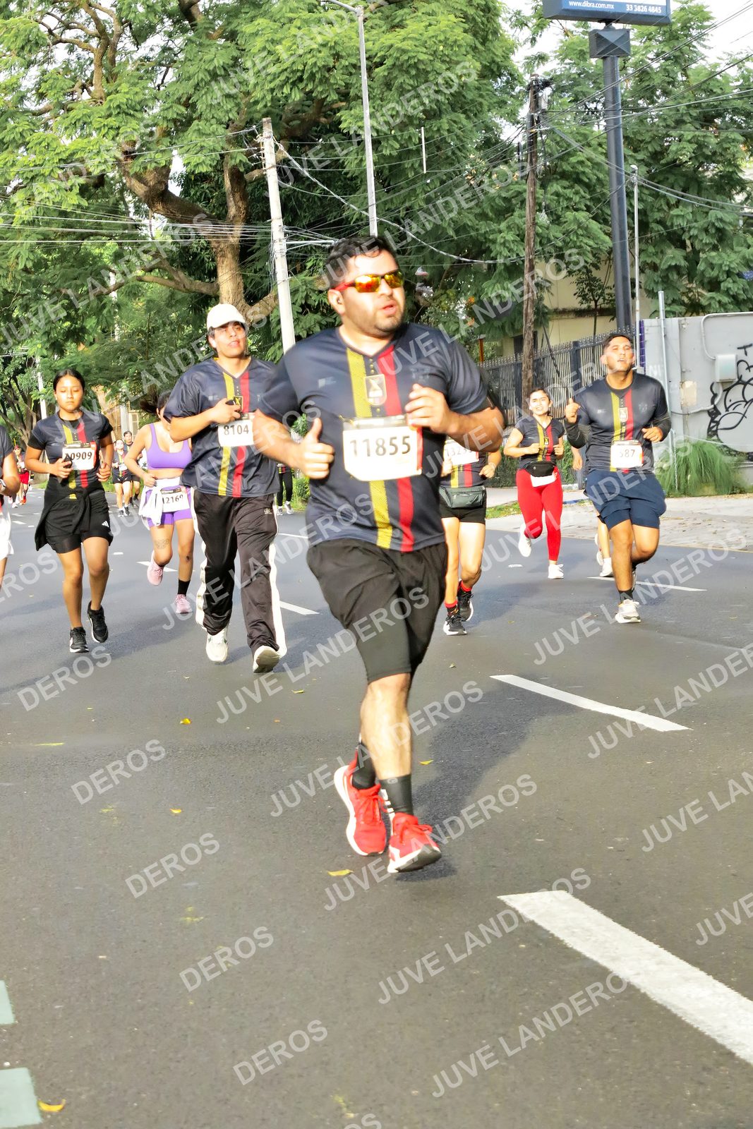 Foto de la X Carrera Leones Negros Red Cola 2026 en Rectoría General de la UdeG, Av. Juárez 976 (meta en Av. Enrique Díaz de León y Pedro Moreno), Guadalajara a las 08:04 · dorsal 11855, 8104, 4845