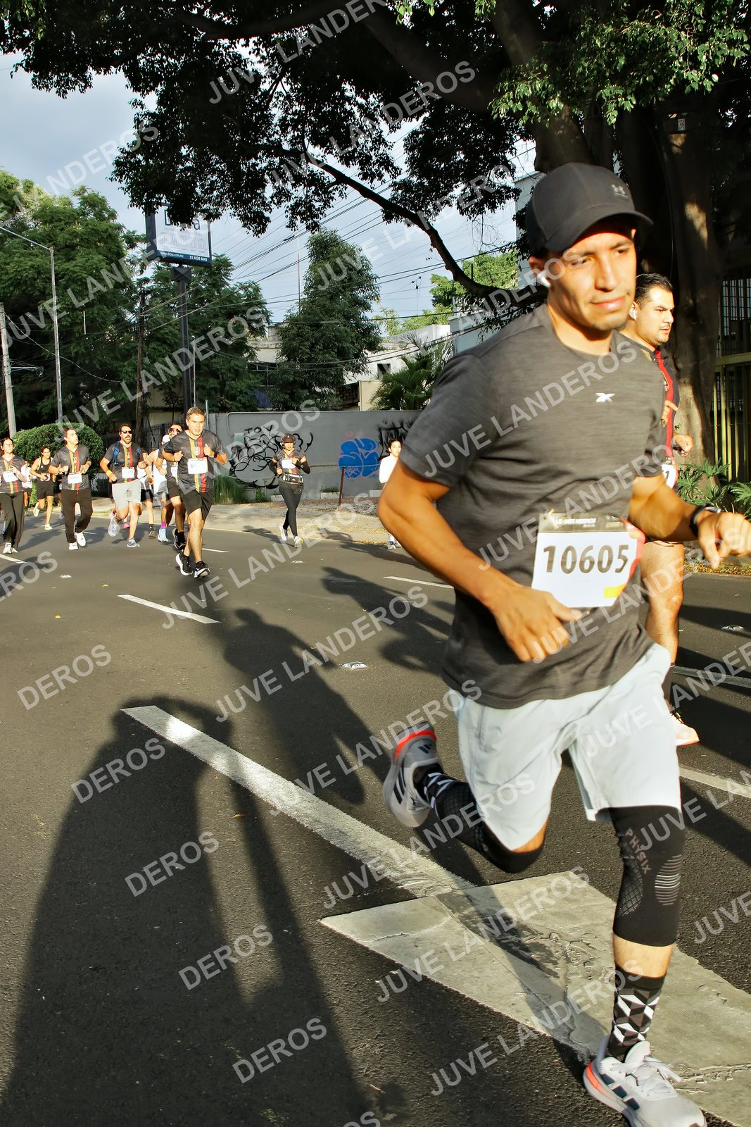 Foto de la X Carrera Leones Negros Red Cola 2026 en Rectoría General de la UdeG, Av. Juárez 976 (meta en Av. Enrique Díaz de León y Pedro Moreno), Guadalajara a las 07:37 · dorsal 10605