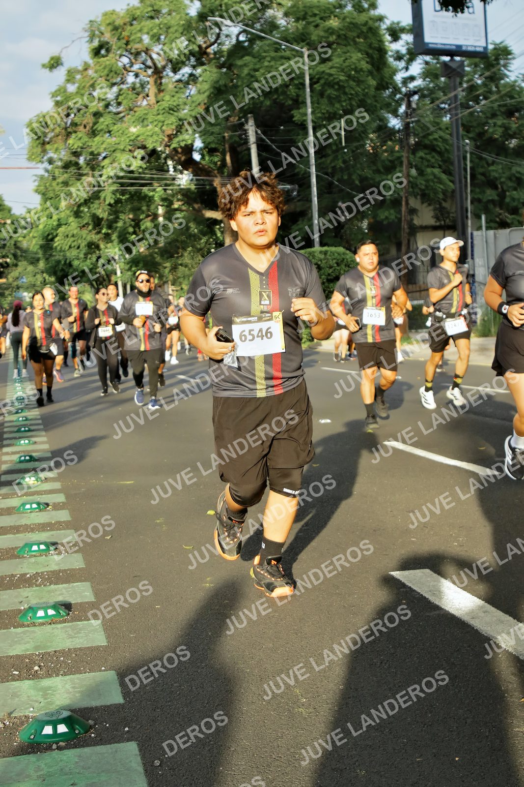Foto de la X Carrera Leones Negros Red Cola 2026 en Rectoría General de la UdeG, Av. Juárez 976 (meta en Av. Enrique Díaz de León y Pedro Moreno), Guadalajara a las 07:36 · dorsal 6546, 1053