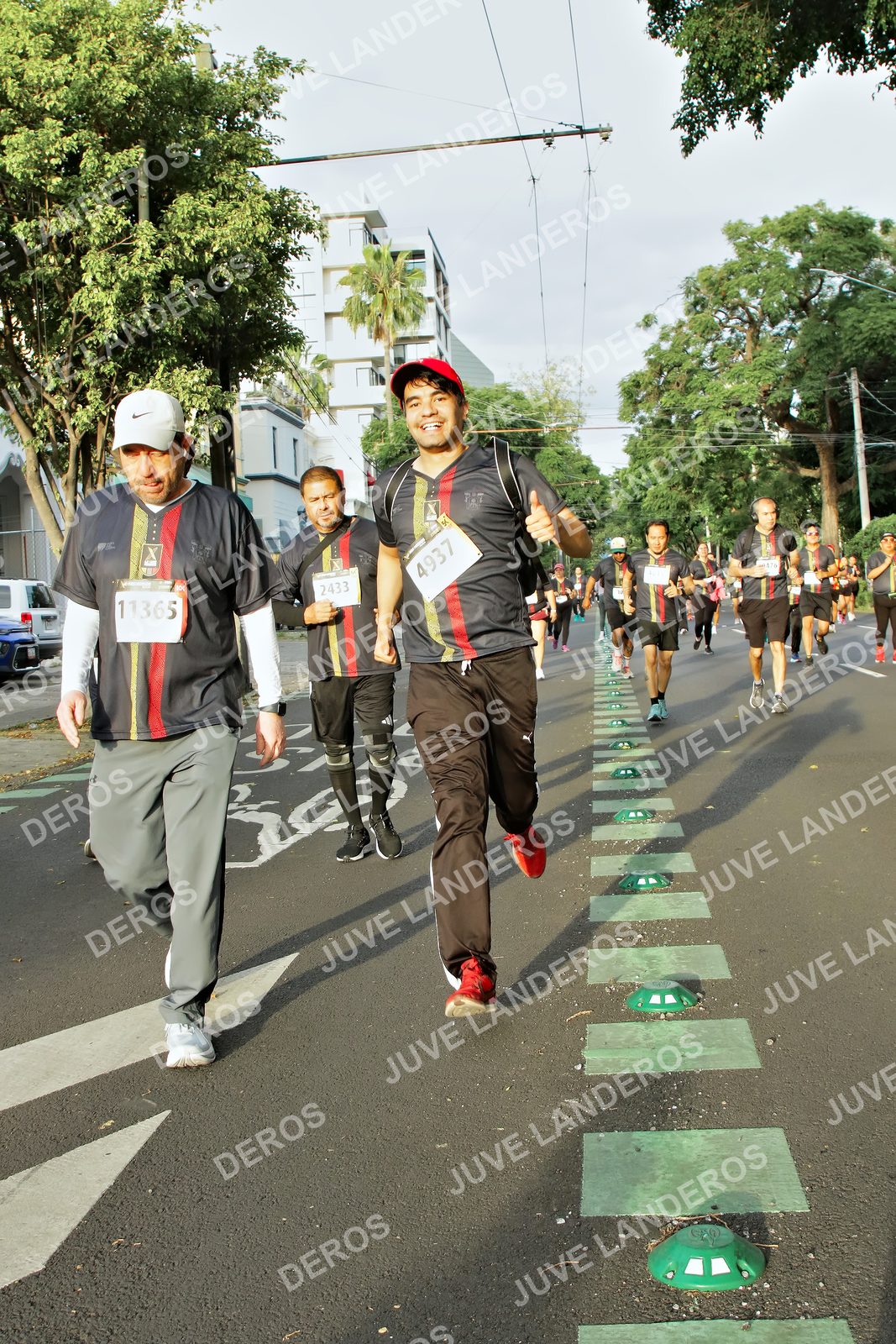 Foto de la X Carrera Leones Negros Red Cola 2026 en Rectoría General de la UdeG, Av. Juárez 976 (meta en Av. Enrique Díaz de León y Pedro Moreno), Guadalajara a las 07:33 · dorsal 11365, 4937, 2433